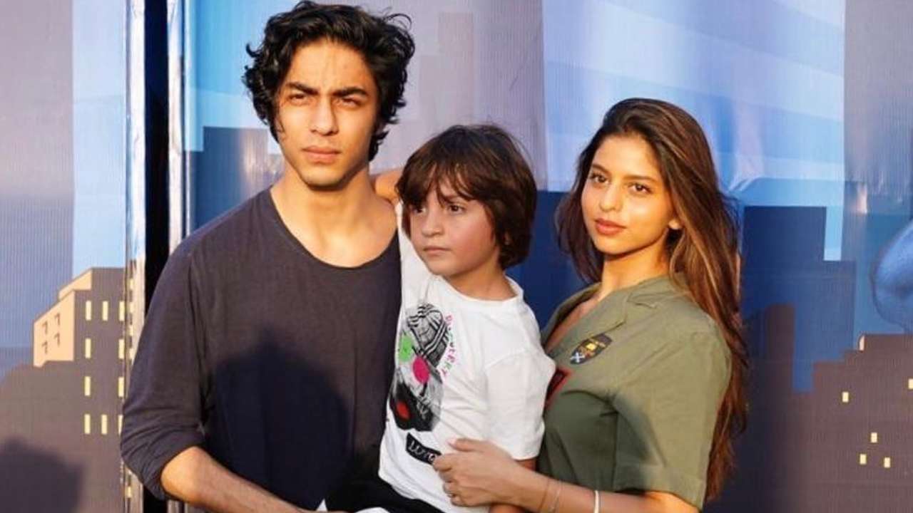 1280x720 Aryan Khan shows his rare smile in a selfie with sister Suhana Khan; photo inside