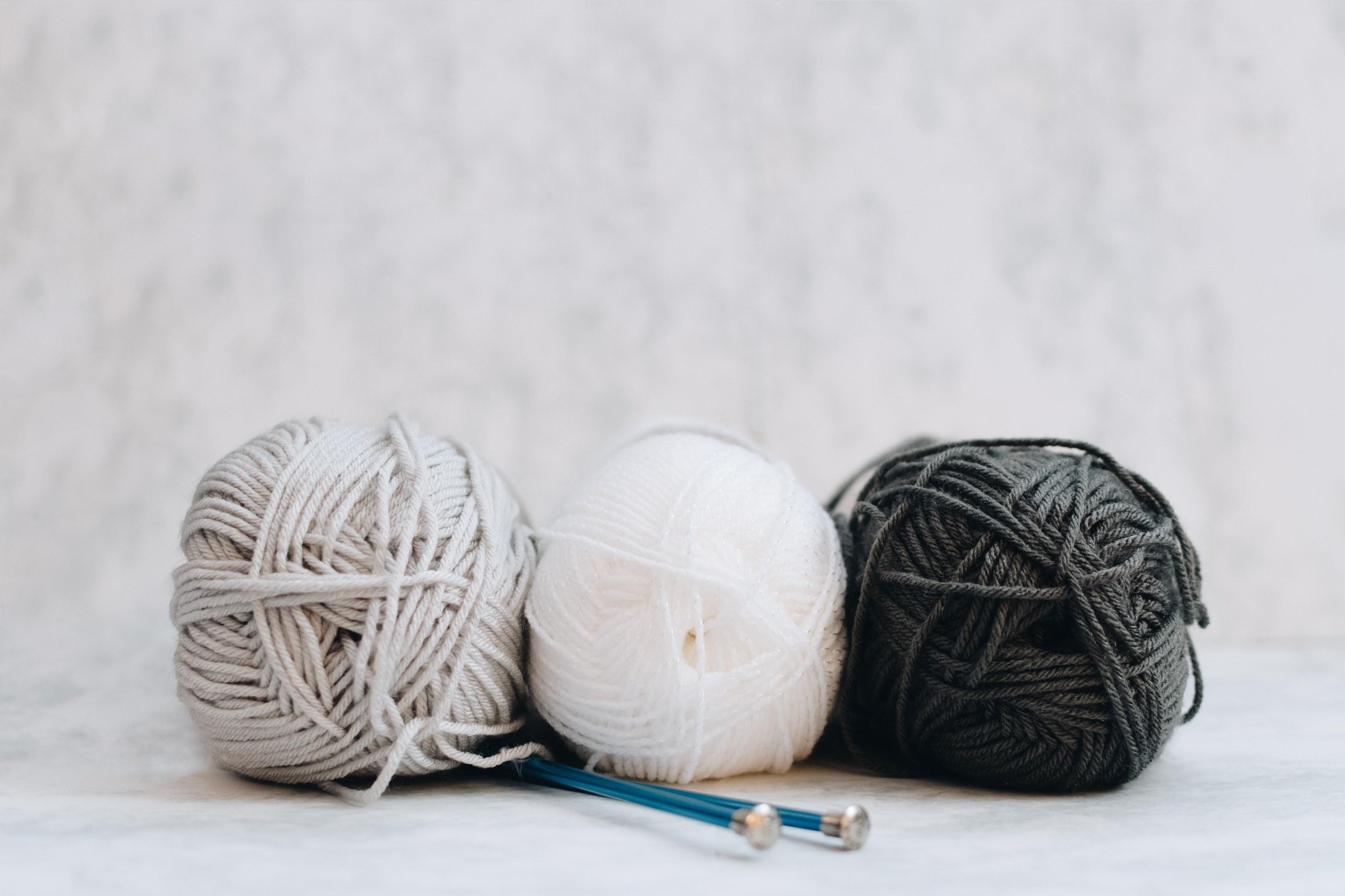 3000x2000 Wallpaper / gray yarn and knitting needles 4k wallpaper