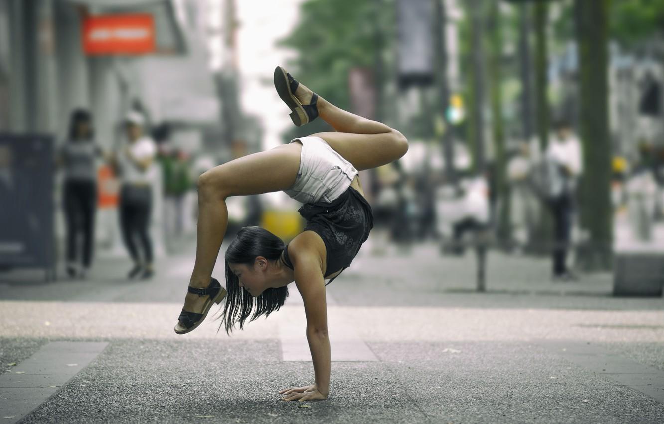 1332x850 Wallpaper girl, pose, street, gymnastics, yoga image for desktop, section спорт