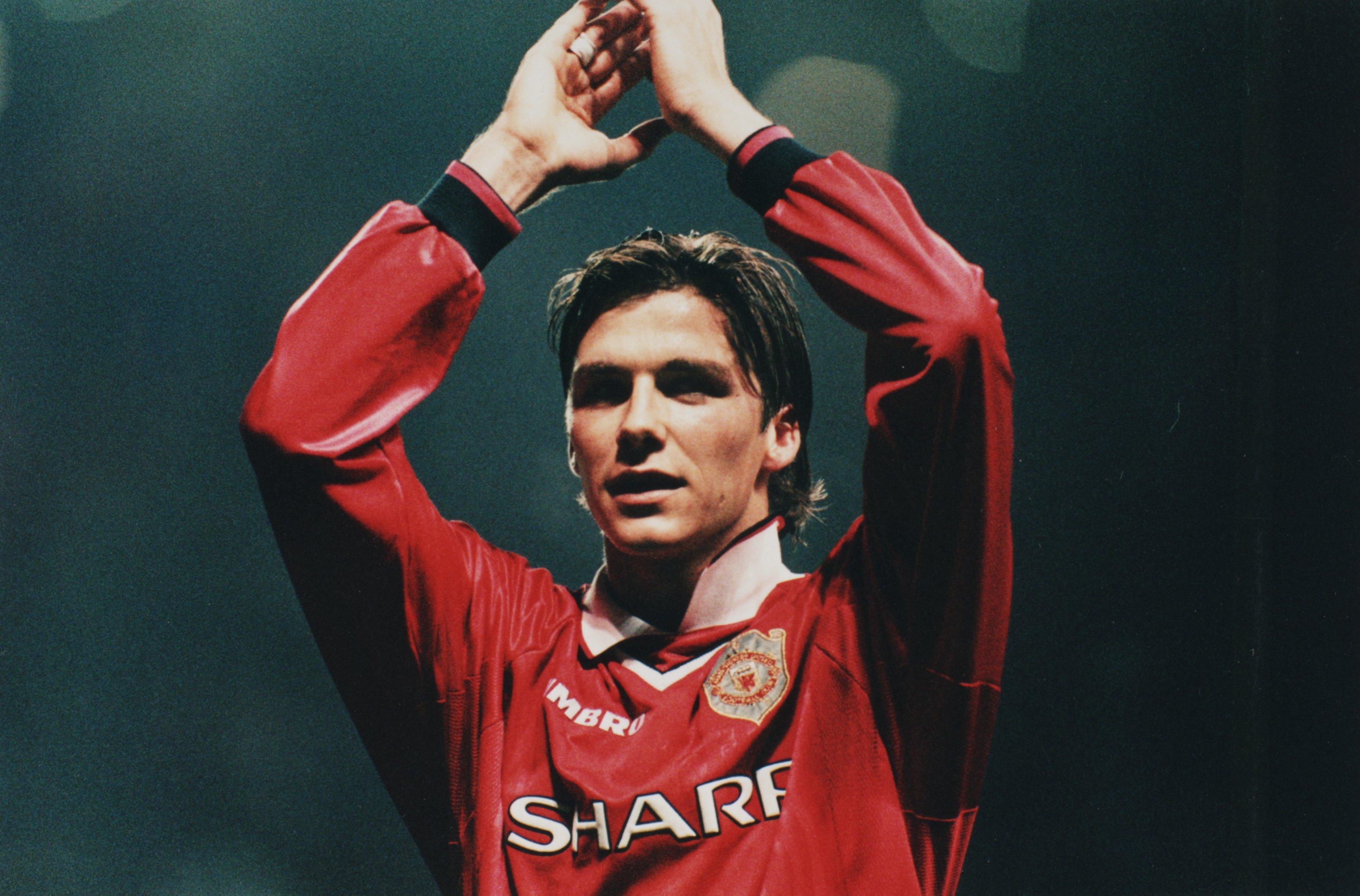 3092x2038 Thai Buddhists worship David Beckham sculpture at temple designed by Man Utd fan