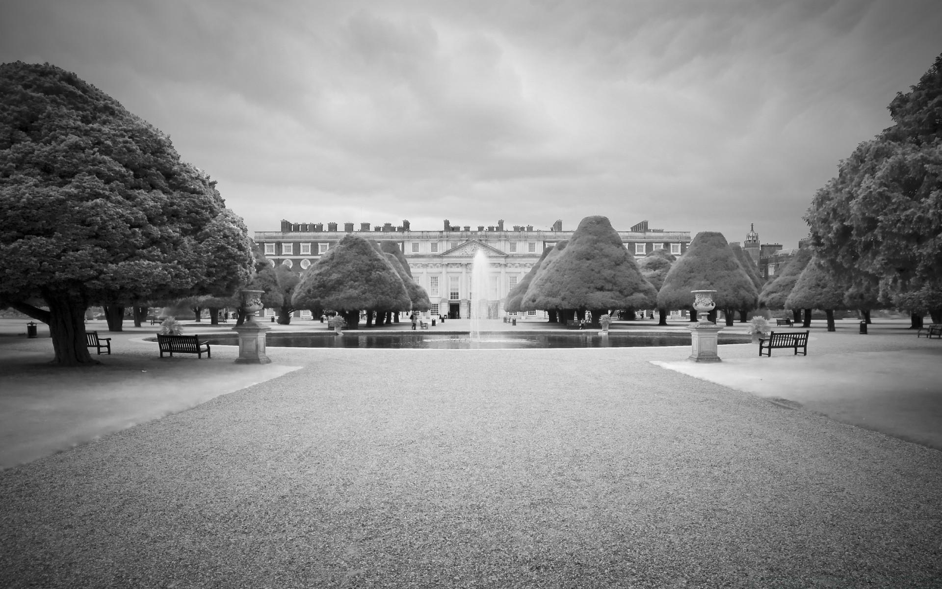 1920x1200 Hampton Court Palace Black And White