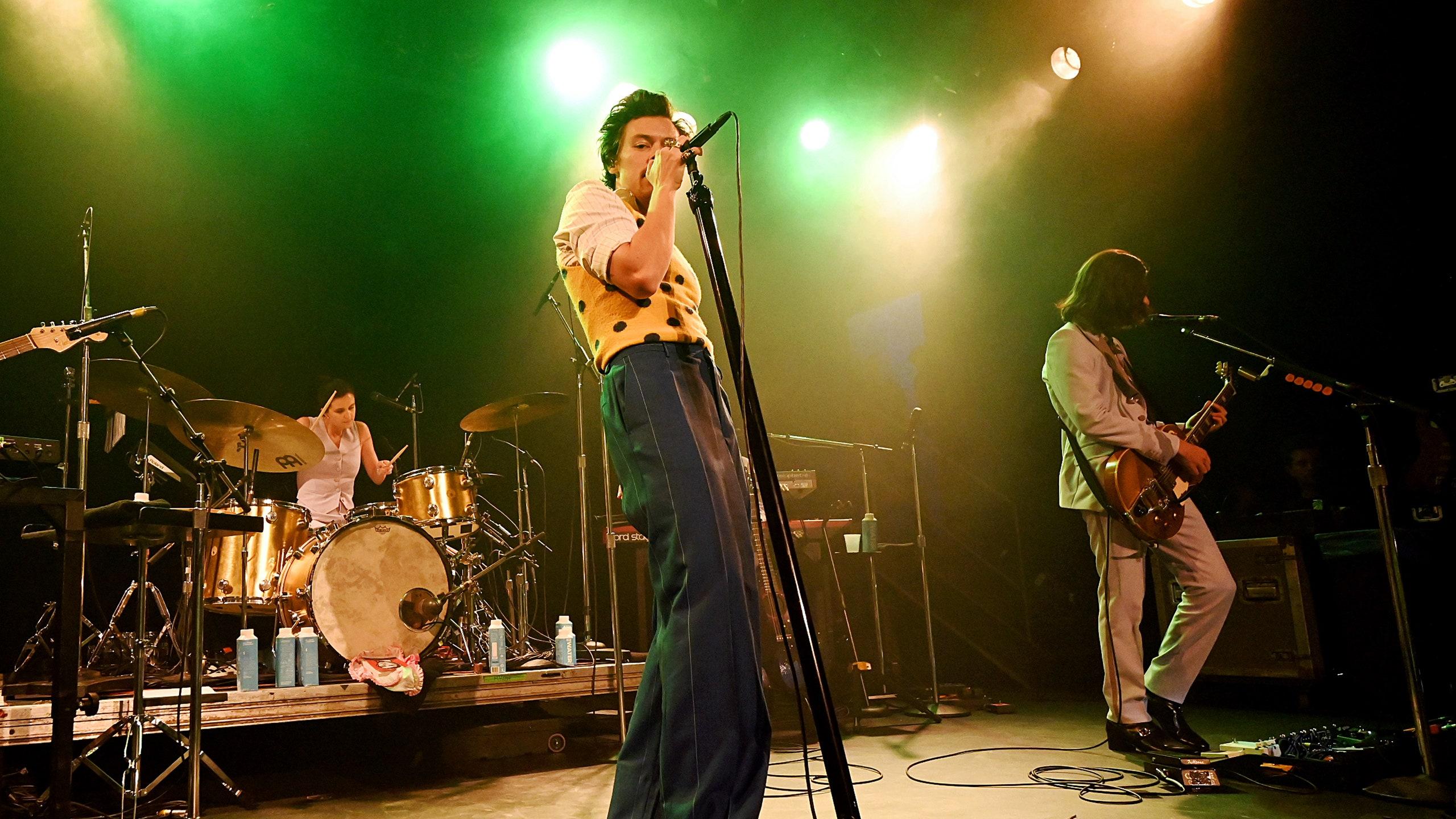 2560x1440 Harry Styles Performed One Direction Songs, “Fine Line” at Secret Session