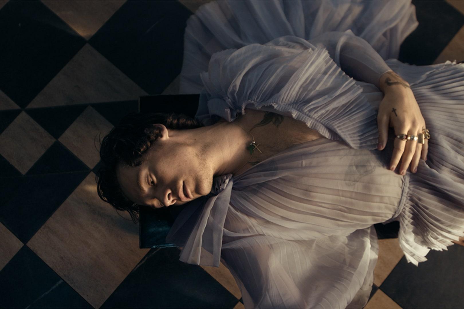 1620x1080 Harry Styles' Falling Video Is His Best Gender Bending Look Yet