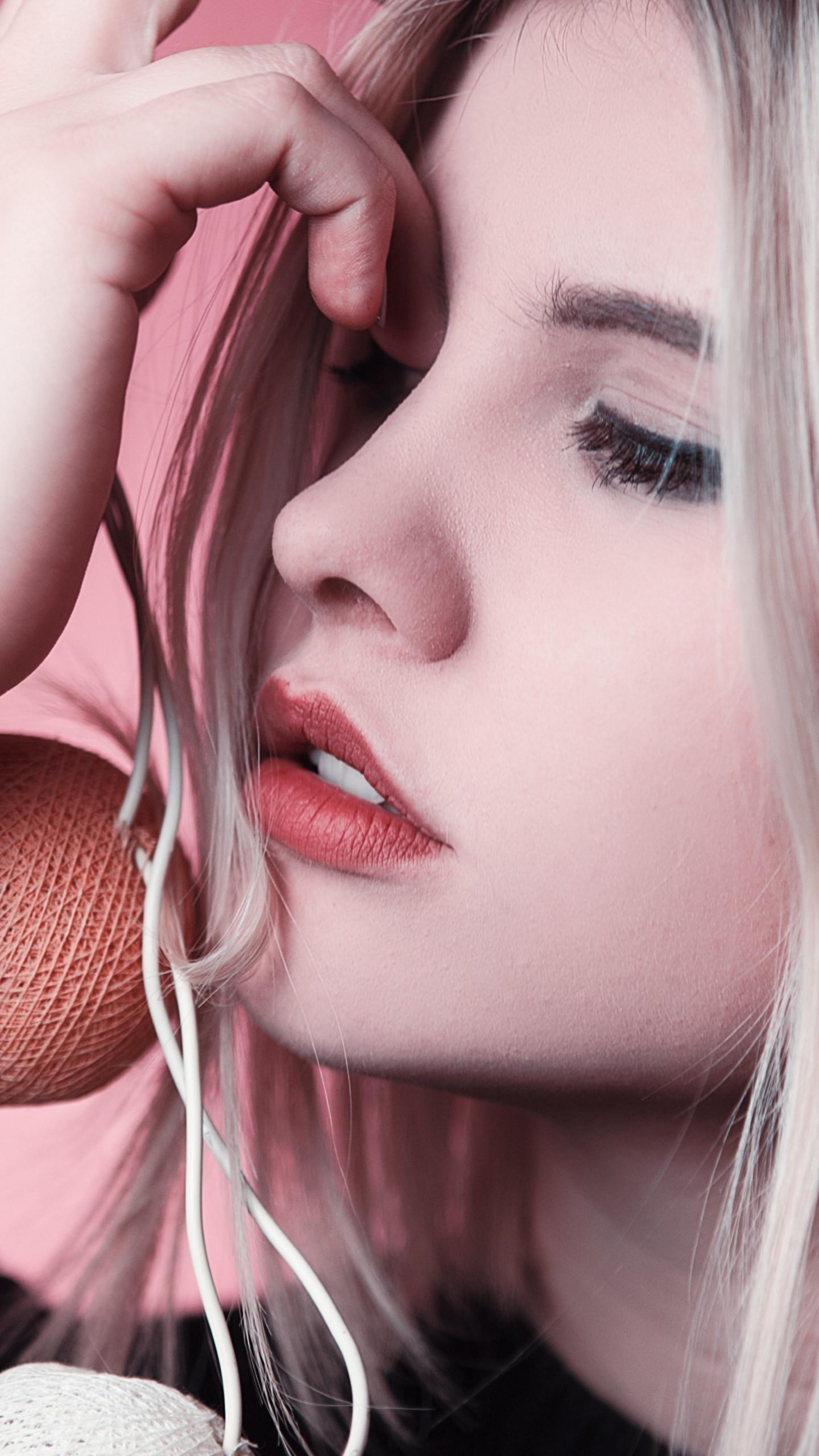 1440x2560 Download wallpaper: Blonde girl. Fashion portrait 1440x2560