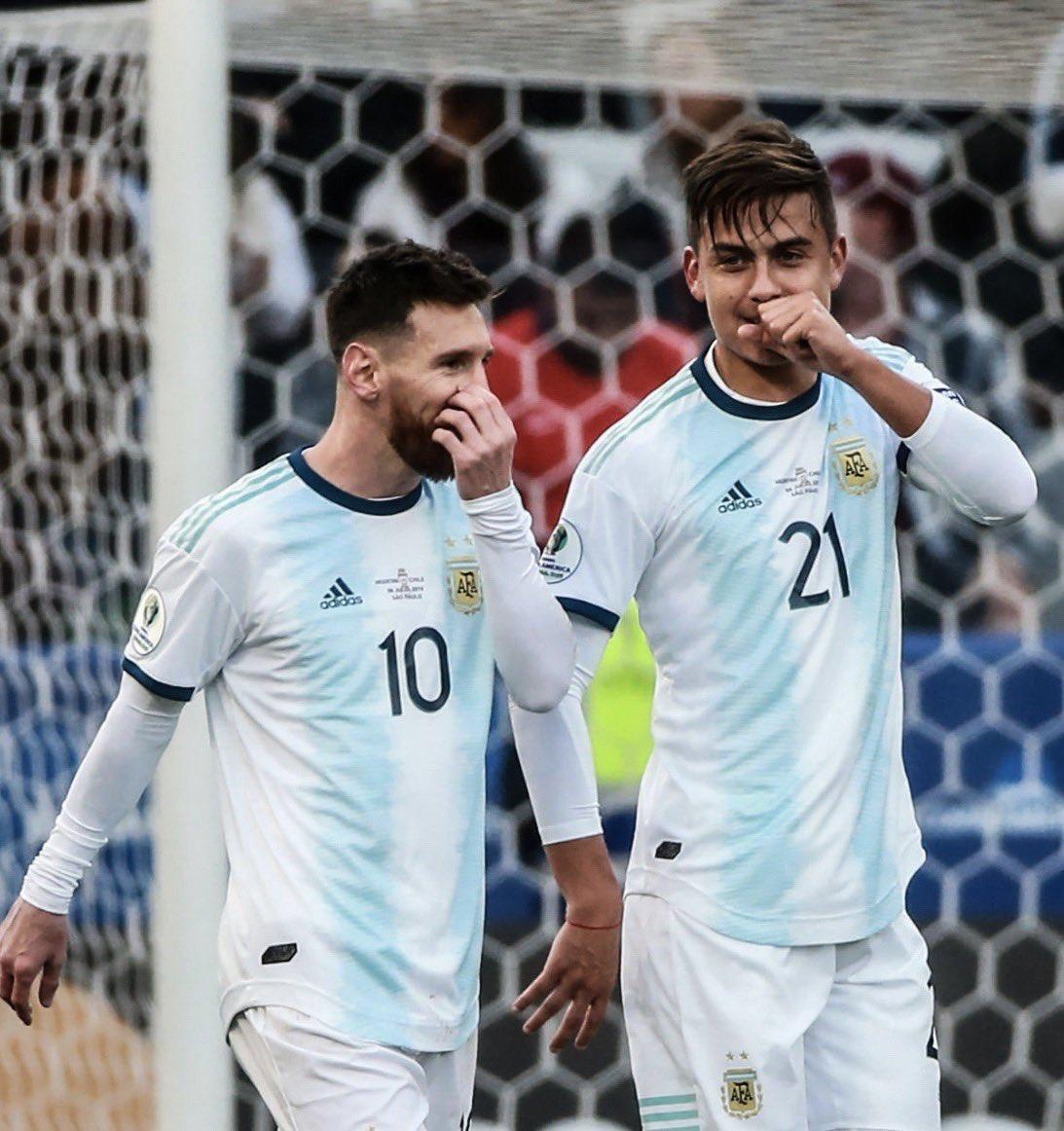1093x1162 Photos of Football Dybala: Lionel Messi gave me the red ribbon [Ribbon that was given to Leo during the World Cup] before the game to bring me some good