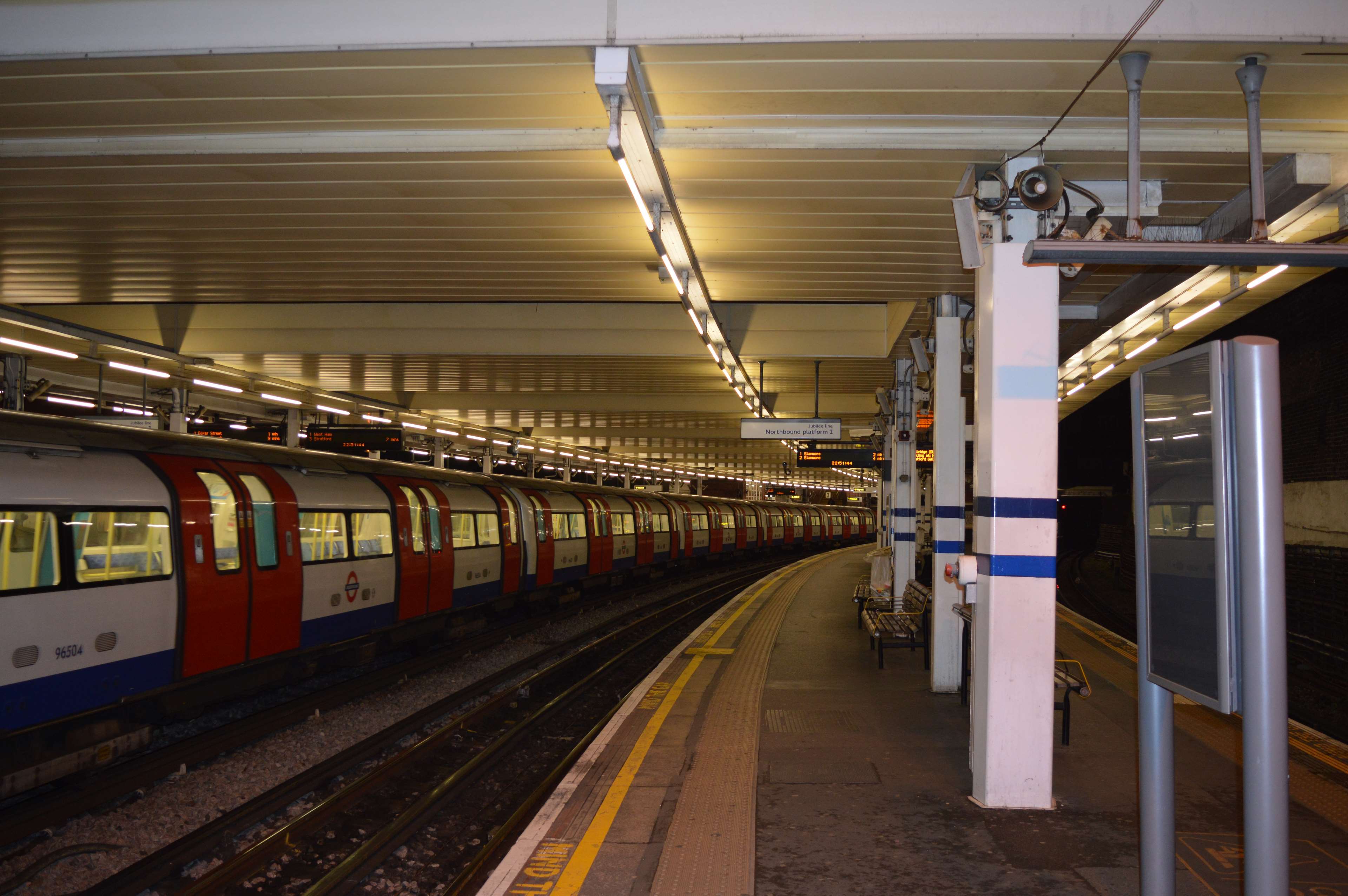 3840x2553 london tube, london underground train 4k wallpaper