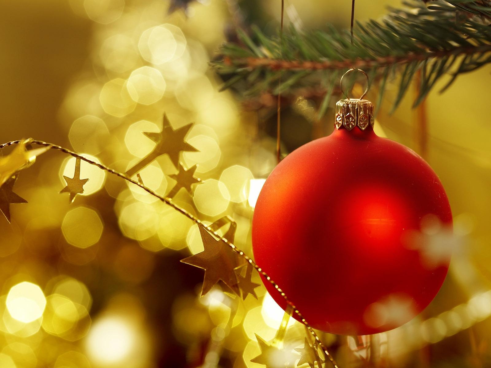 1600x1200 Red Christmas ball wallpaper. Red Christmas ball