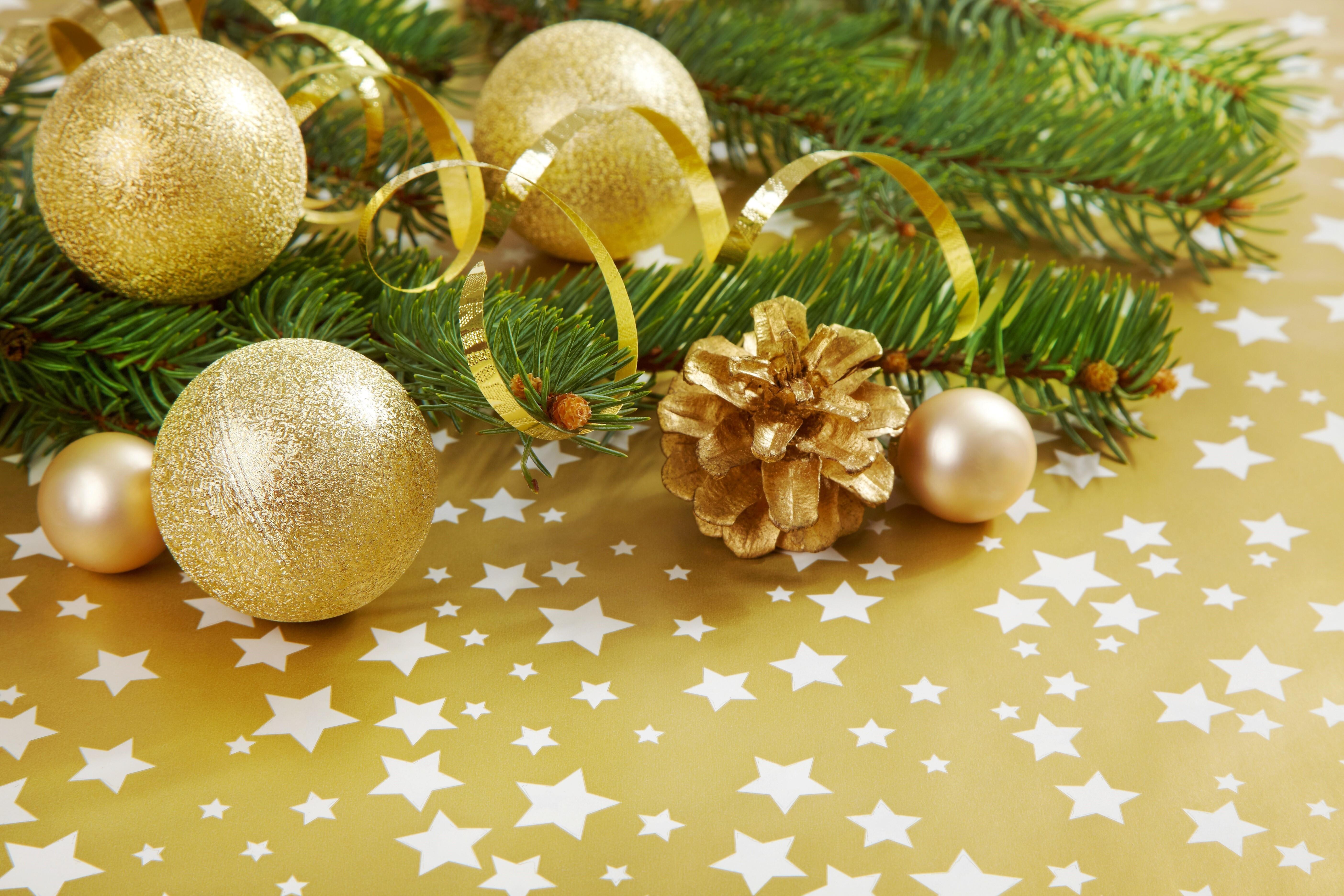 5616x3744 Golden Christmas Balls on Christmas Holiday Wallpaper