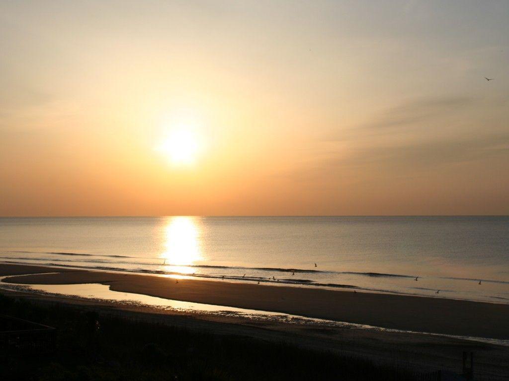 1024x768 Sunrise Beach Wallpaper