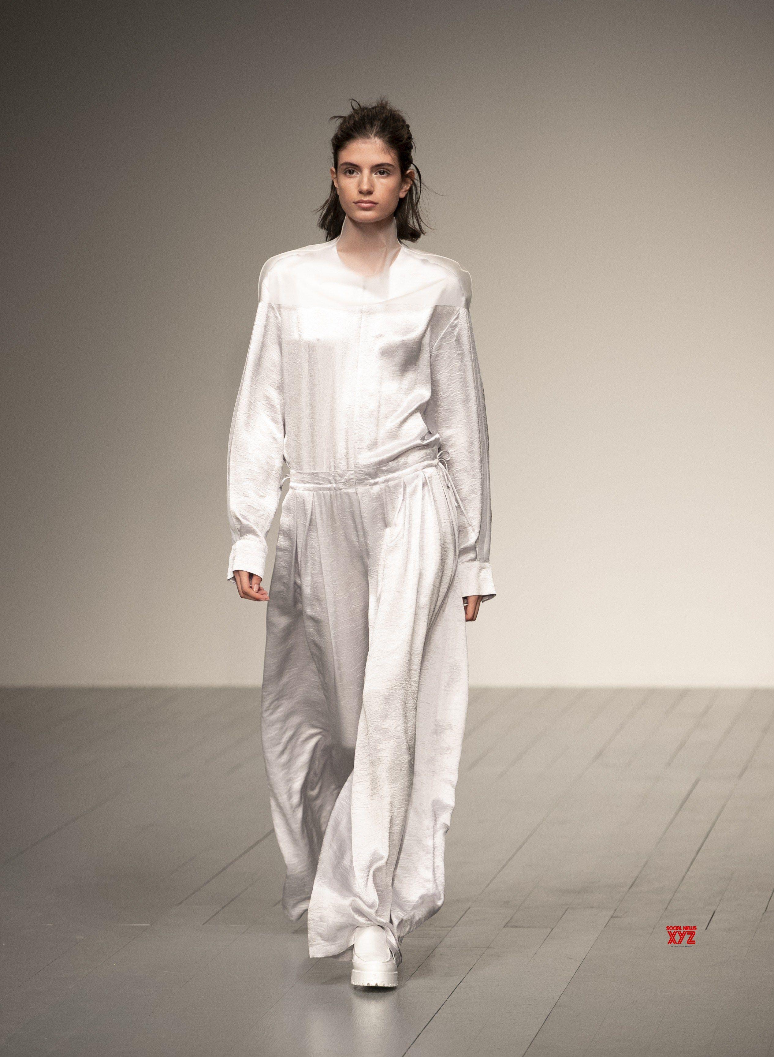 2530x3454 BRITAIN LONDON: LONDON FASHION WEEK #Gallery News XYZ. Fashion week, London fashion week, London fashion