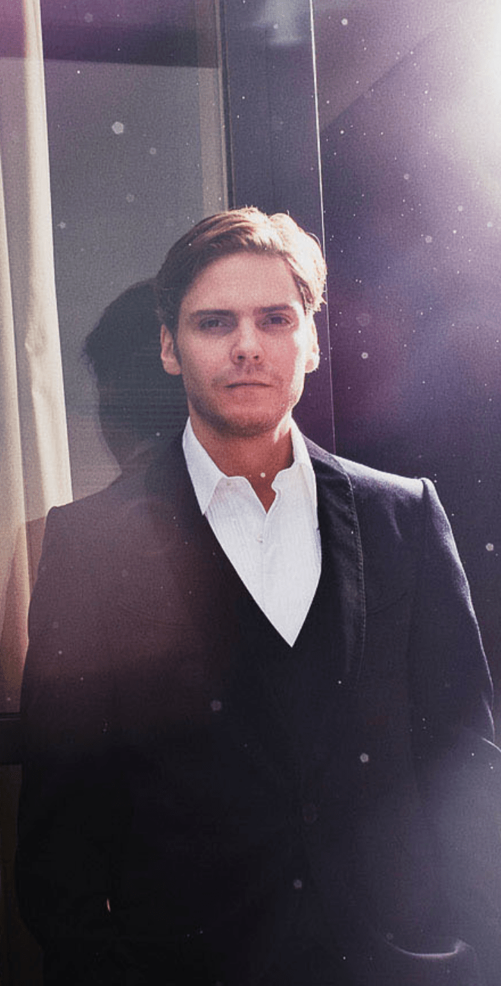 720x1416 Daniel Bruhl Wallpaper