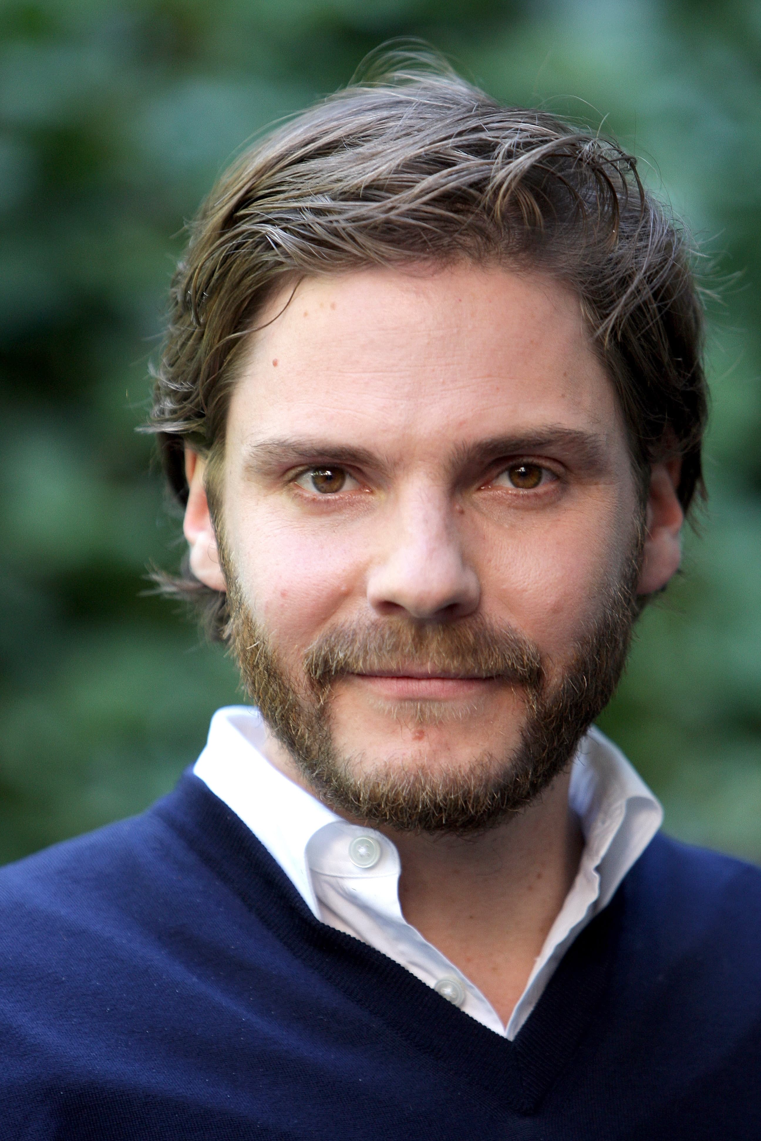 2592x3888 Daniel Bruhl HD