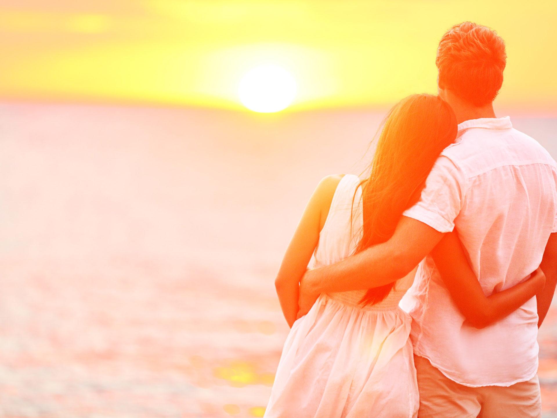 1920x1440 Sunset romantic couple in an embrace love Wallpaper HD :