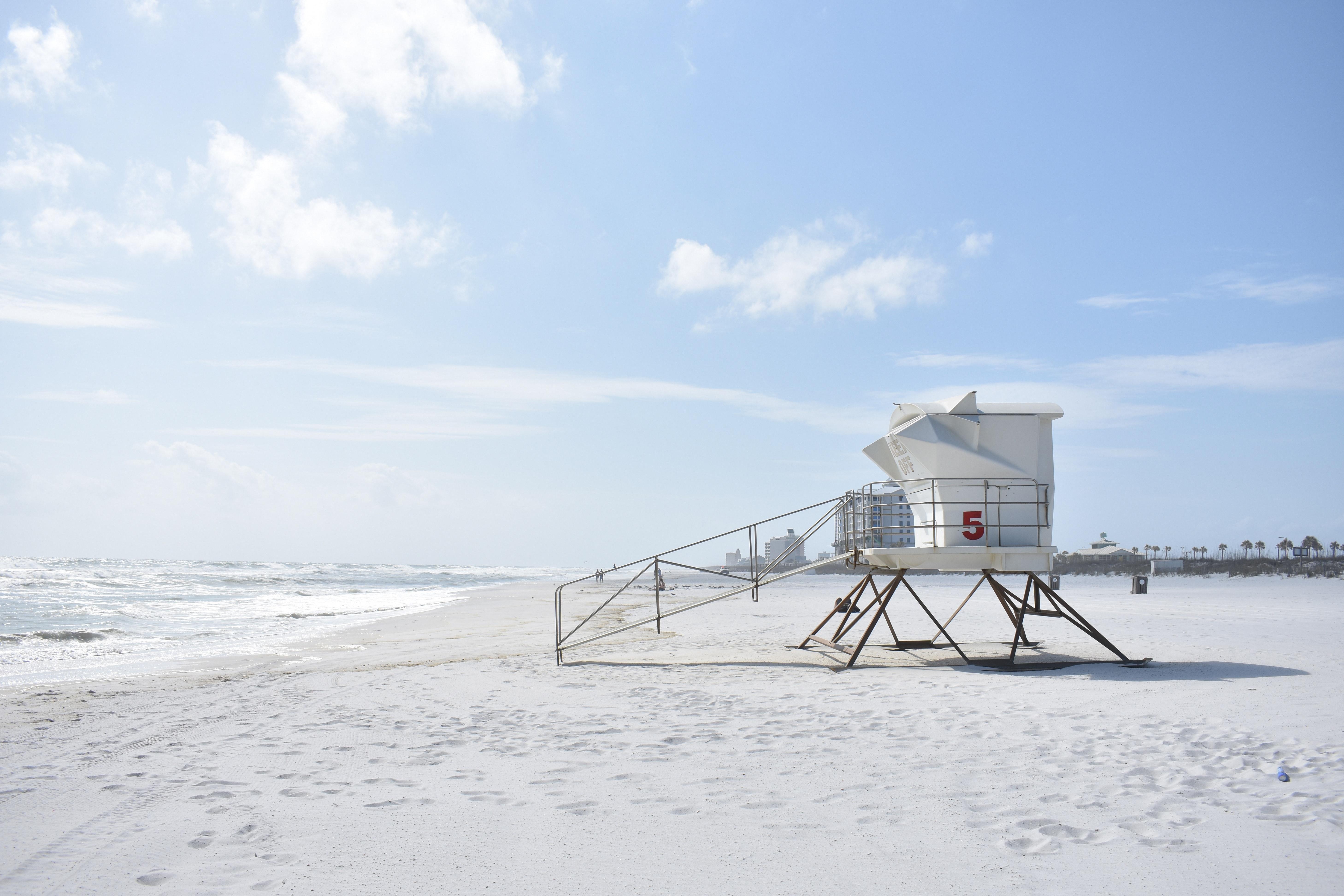 5832x3888 Photography of White Lifeguard House on Beach Resort · Free