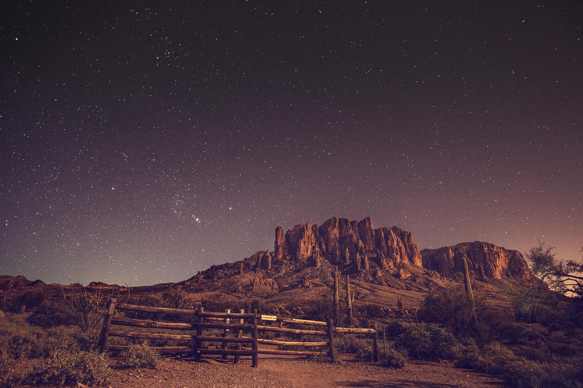 2000x1333 Night Time On A Desert Background · Free