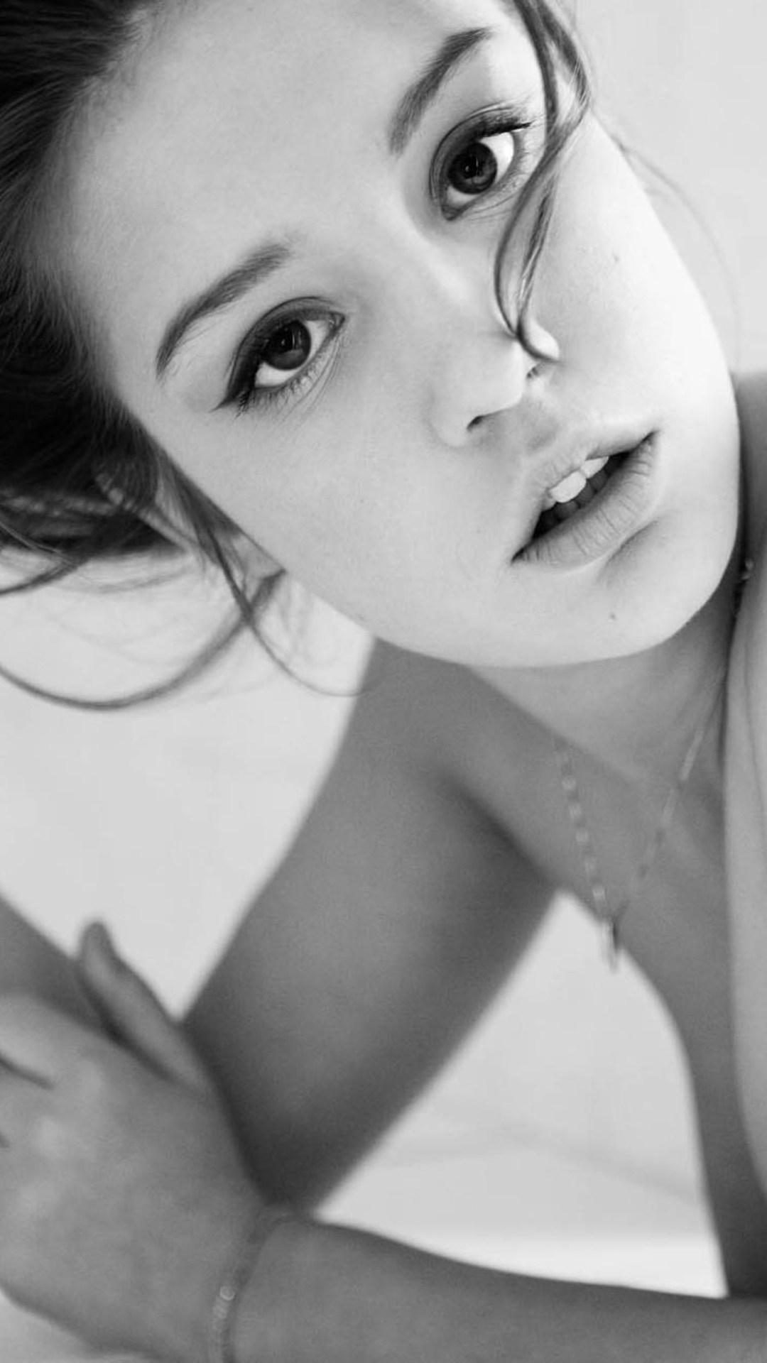 1080x1920 1080x1920 adele exarchopoulos, celebrities, girls, monochrome, black and white for iPhone 8 wallpaper