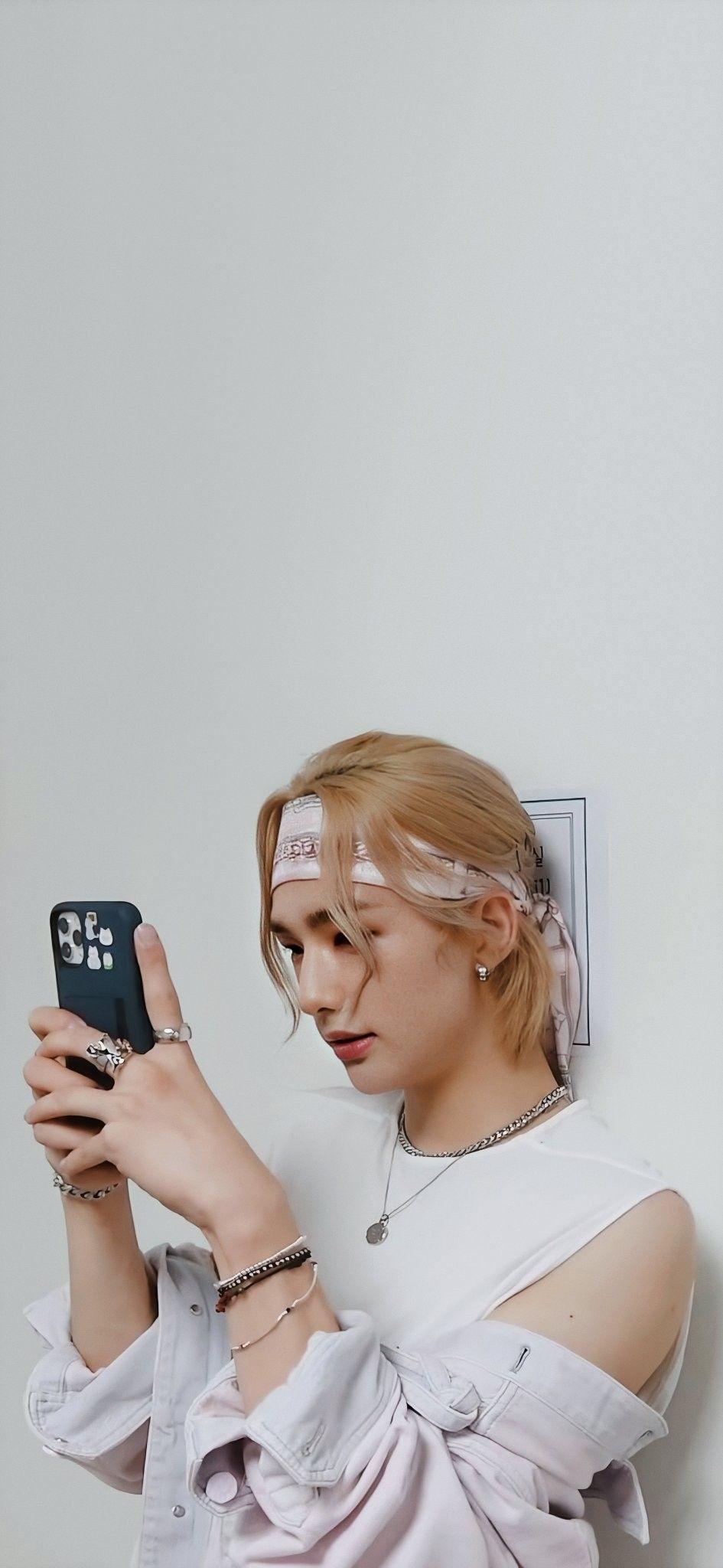 945x2048 Hyunjin Long Hair Wallpaper