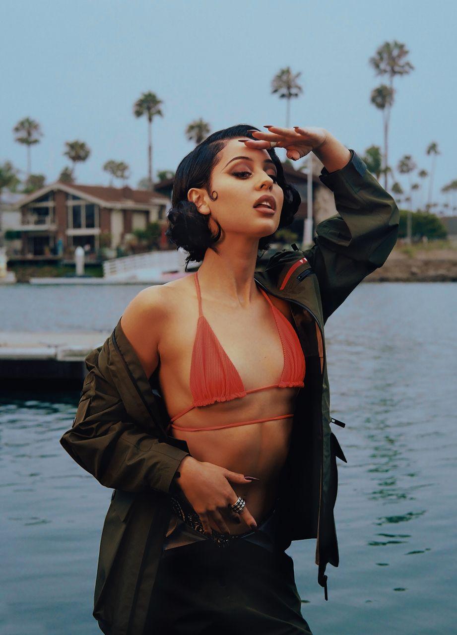 921x1280 Maddy Perez Wallpaper