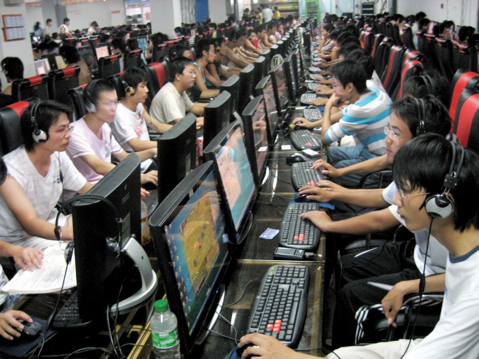 Игра на много человек компьютер. Интернет в Китае. Китаец за компьютером. Китай компьютеры. Китайцы за компьютером офис.