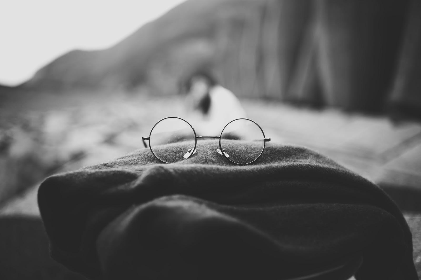 1600x1066 Glasses, Black and White