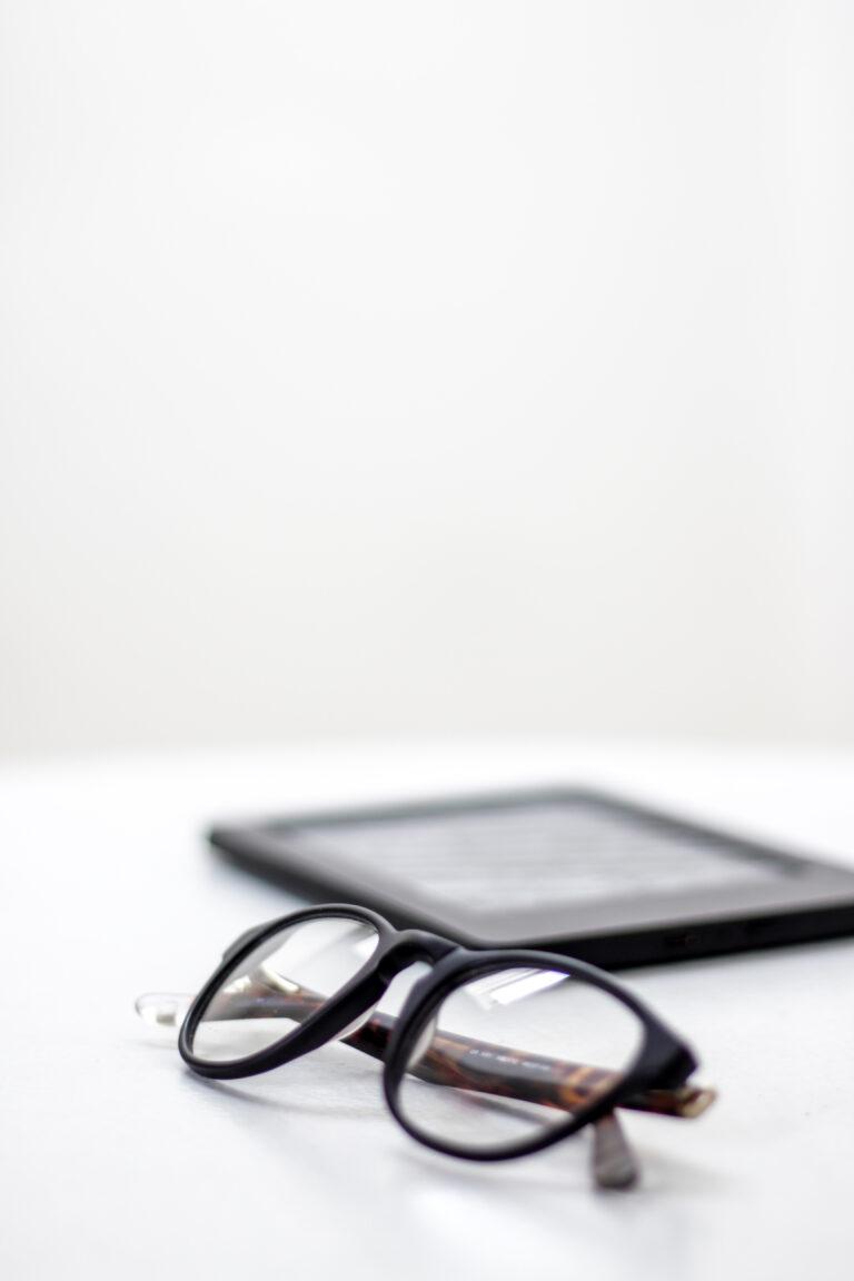 768x1152 Reading Glasses Table Free Photo