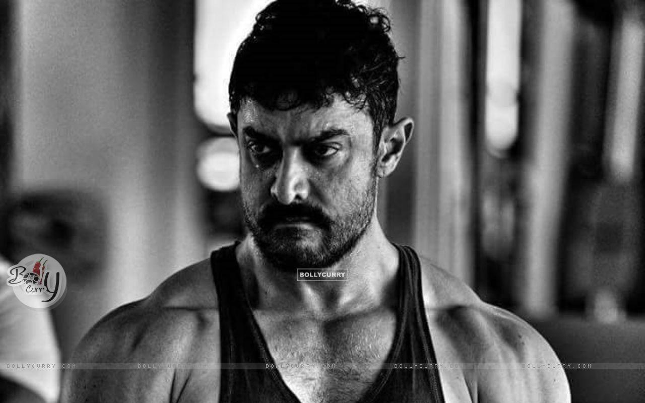1280x800 Wallpaper Khan's musuclar look in Dangal size:1280x800