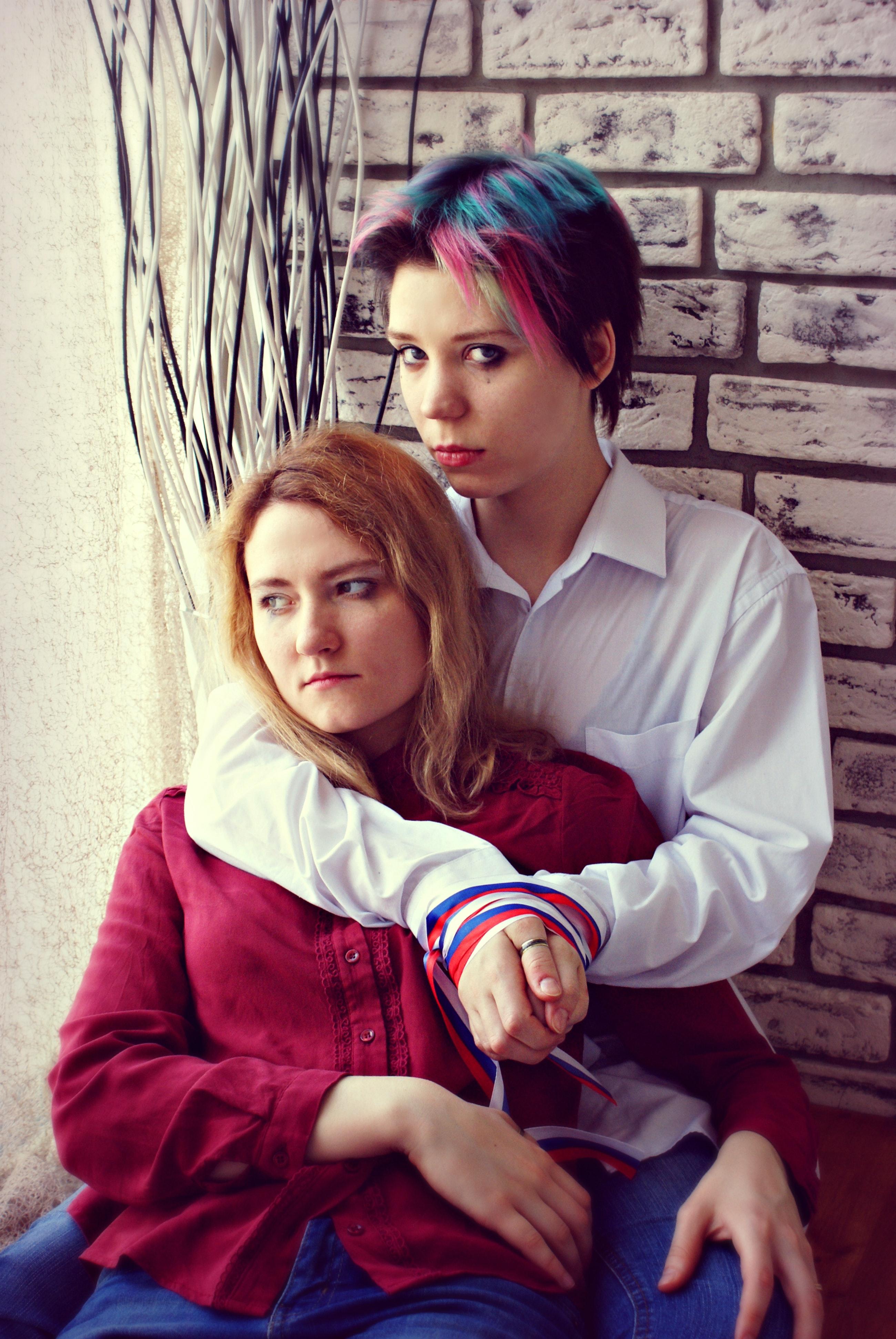 2600x3884 Lesbian couple cuddling in bright room · Free