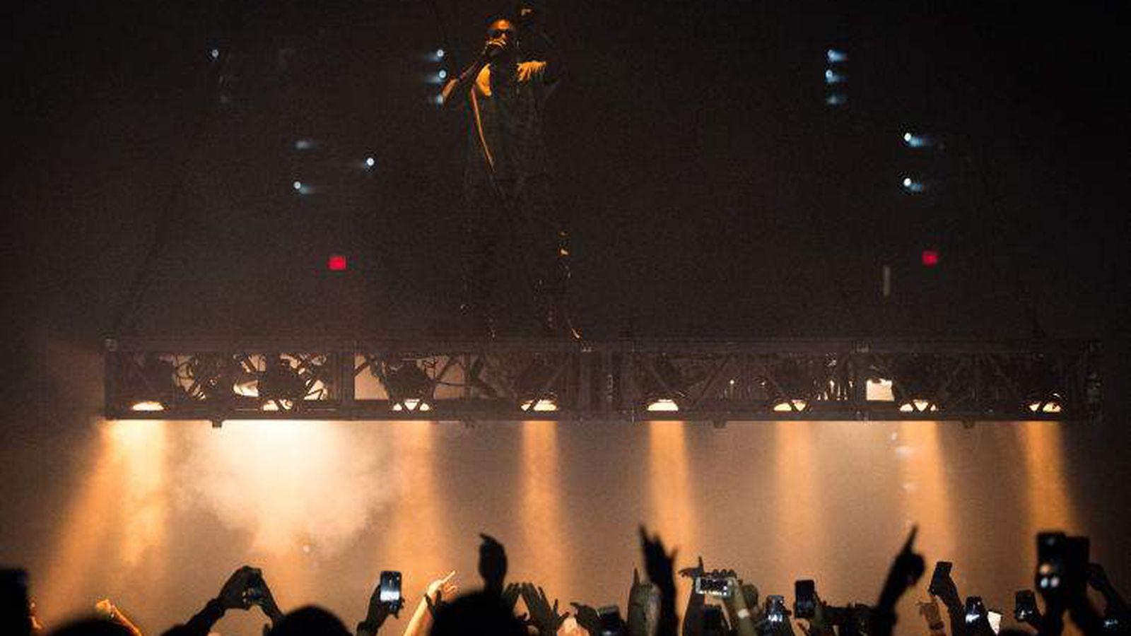1600x900 Concert crowds full of fans watching through cellphones. Can it be stopped?