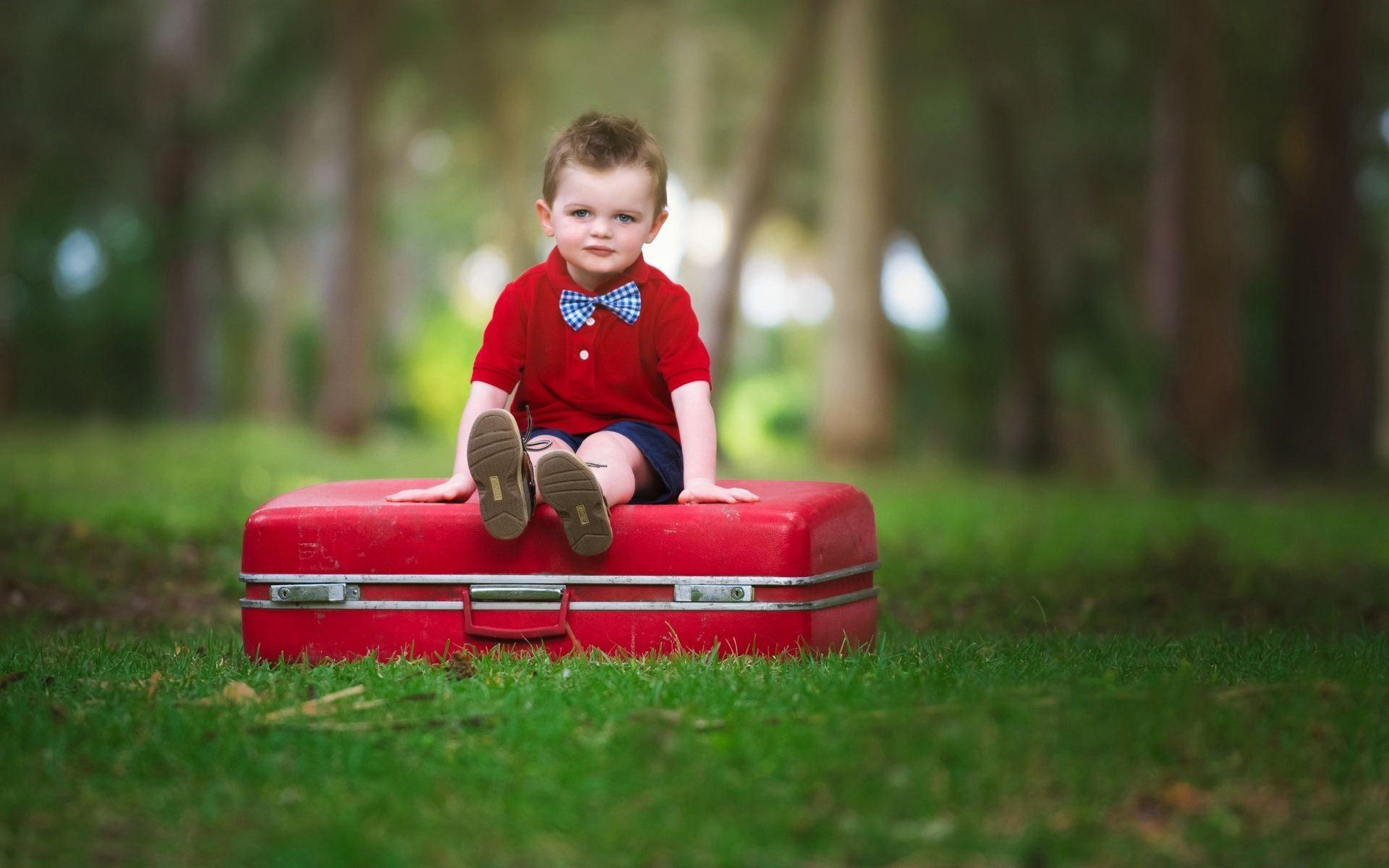 1920x1200 Cute baby boy with bow on a red suitcase