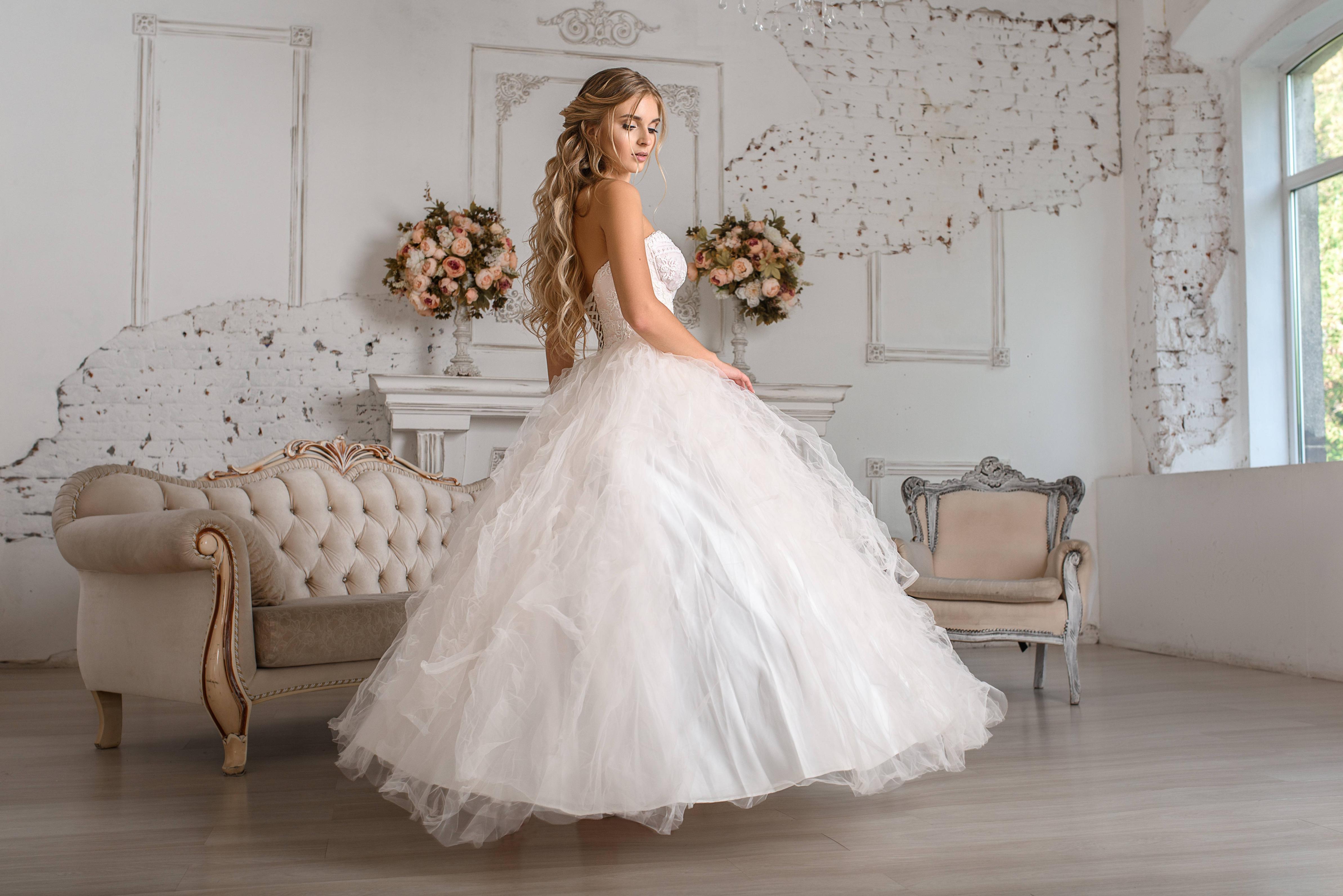 4773x3185 Girl bride in a beautiful white dress Desktop wallpaper 640x480