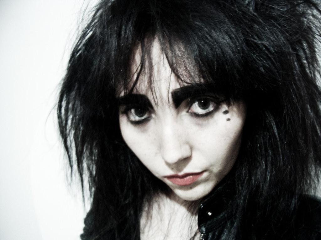 1024x768 Siouxsie Sioux. I wander though your sadness gazing at you
