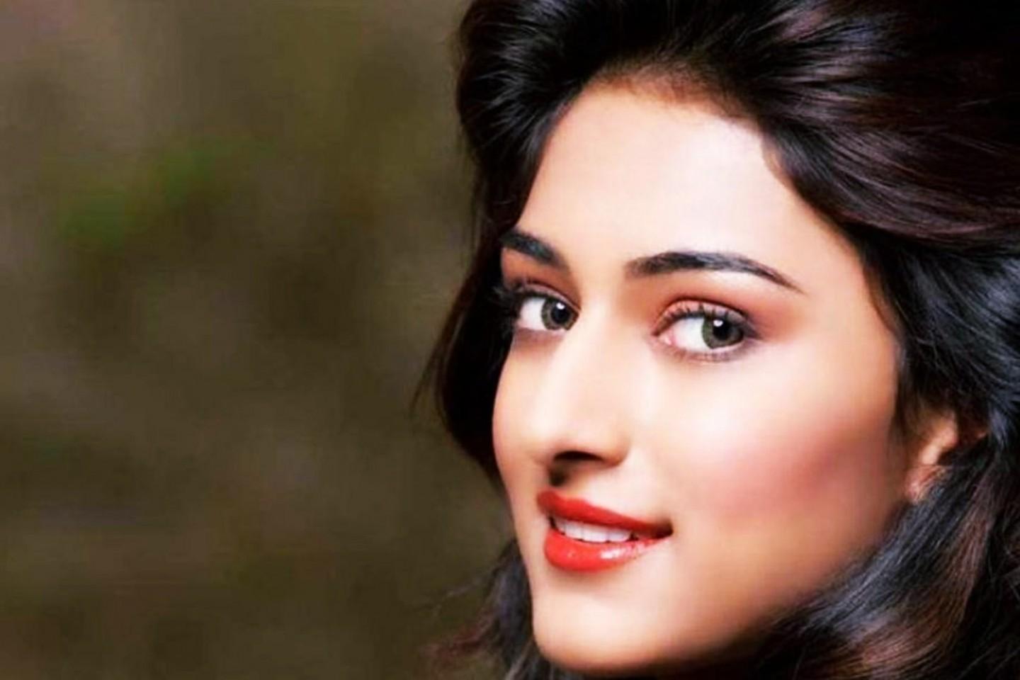 1440x960 Free Download Gorgeous Erica Fernandes Wallpaper