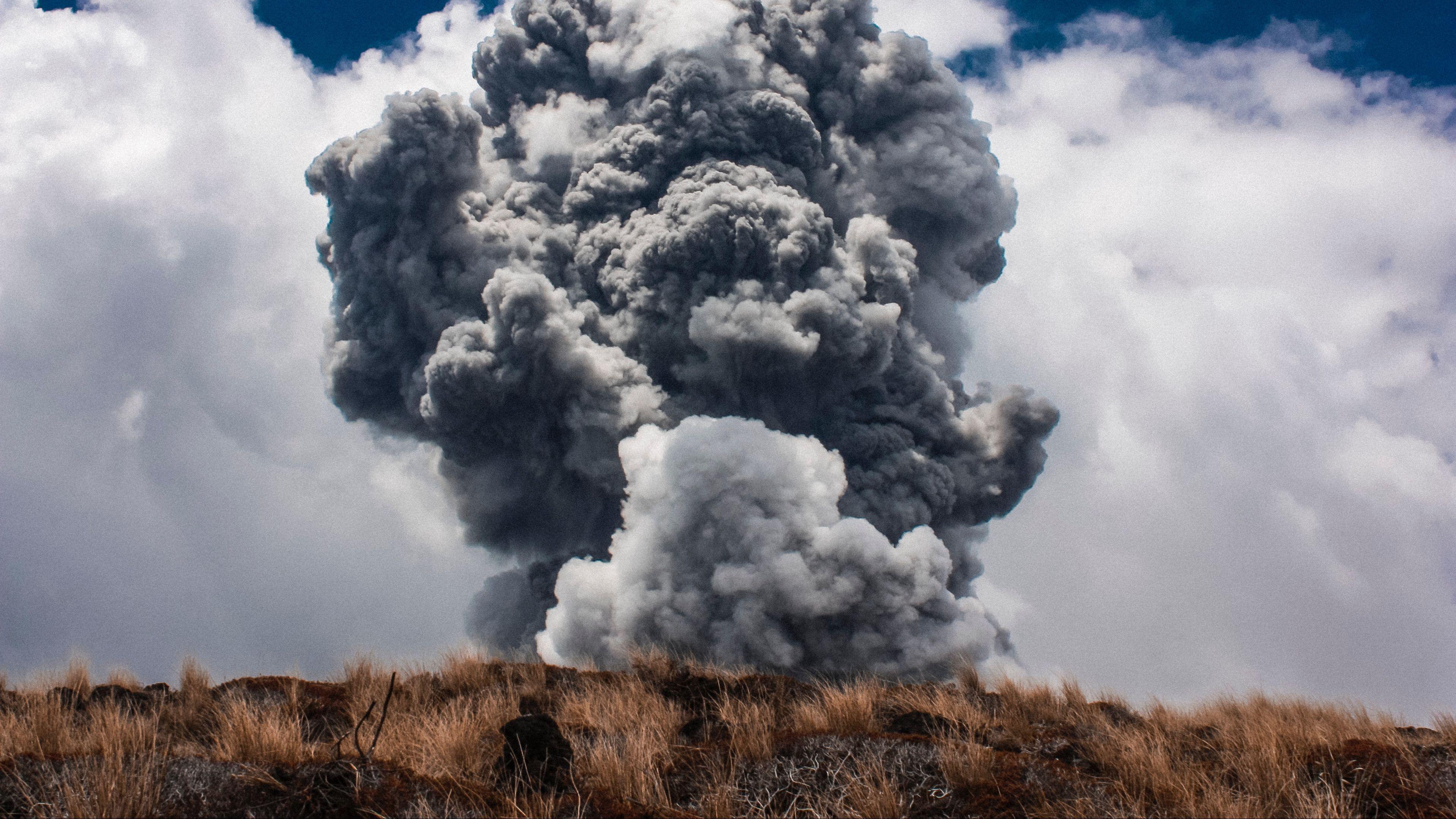 атмосферный вихрь для разгона туч. смерч атмосферный вихрь. суперячейка с торнадо. бичеподобный смерч. земляные торнадо.