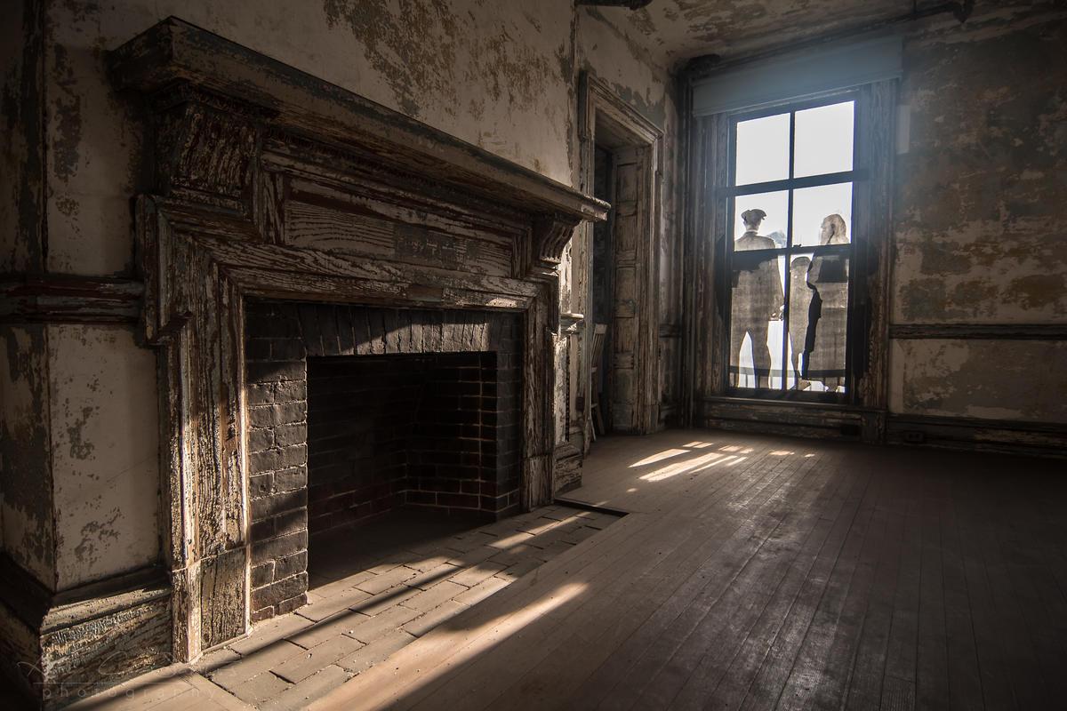 1200x800 Eerie Photo from Inside the Abandoned Ellis Island Hospital Complex New York
