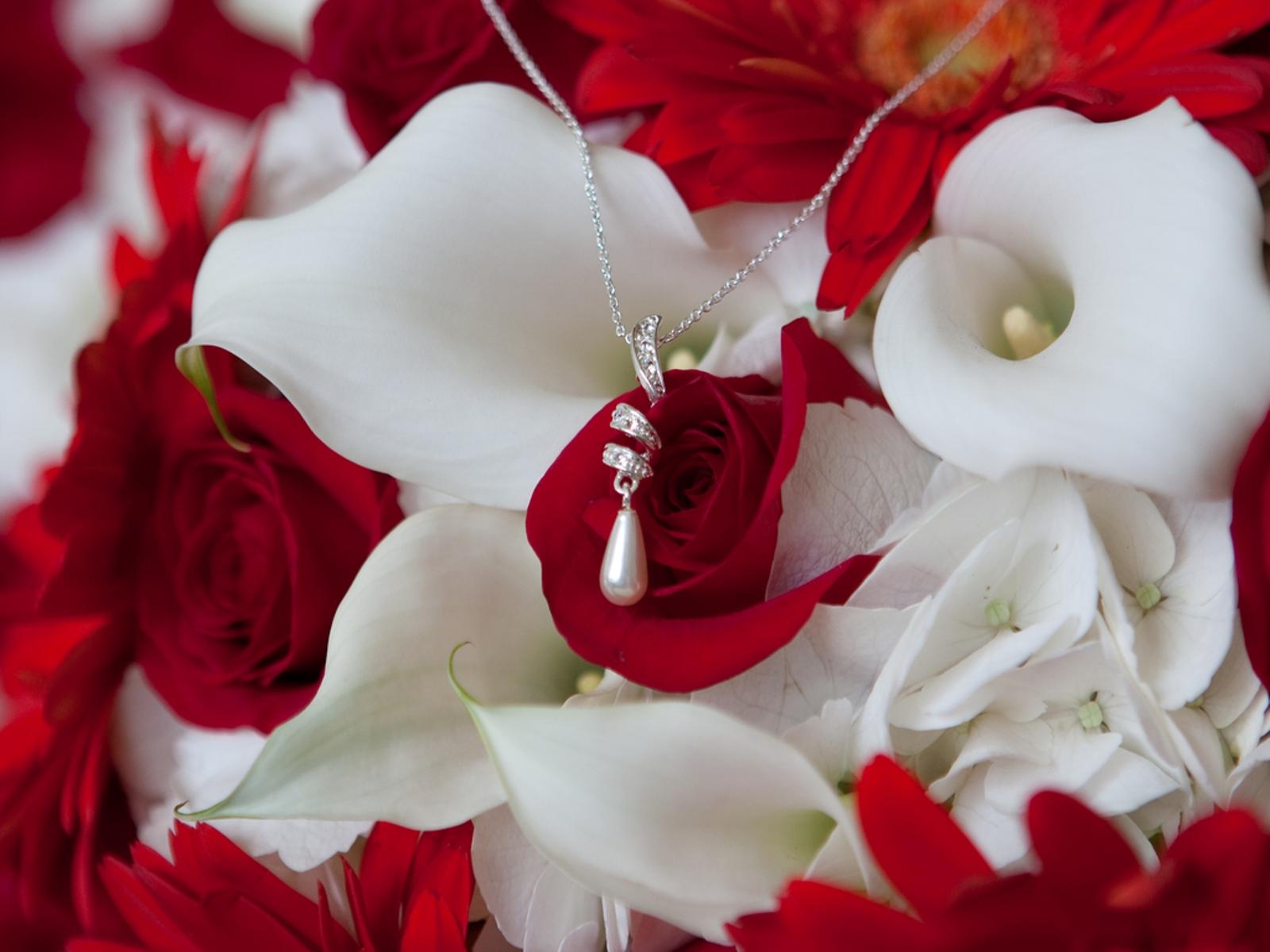 1600x1200 Free download Hearts And Roses Wallpaper [1600x1200] for your Desktop, Mobile & Tablet. Explore Red Rose Heart Wallpaper. Rose Wallpaper, Red Rose Wallpaper Free Download, Red Rose Wallpaper for Walls