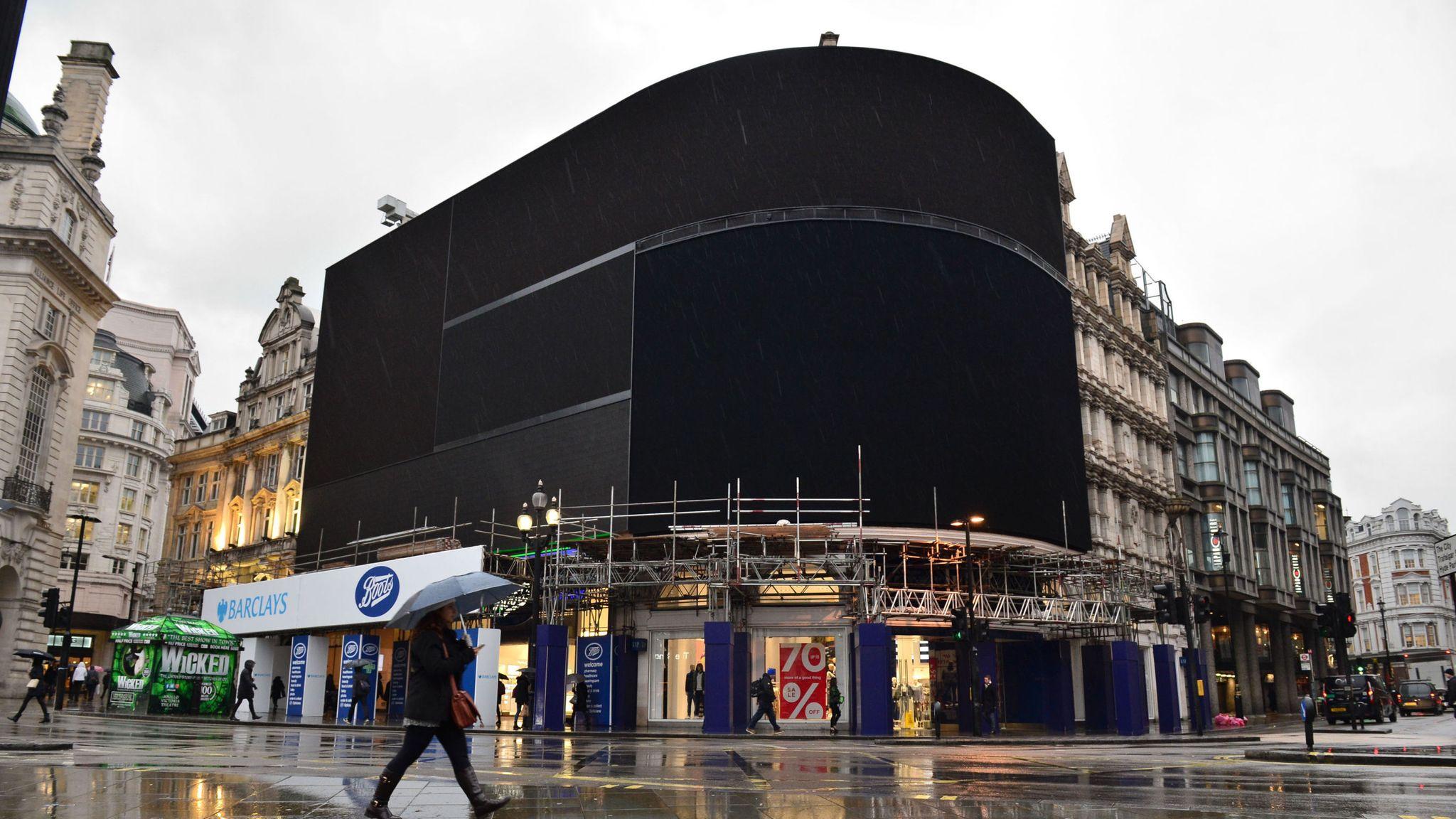 2048x1152 Piccadilly Circus goes dark as billboards switched off