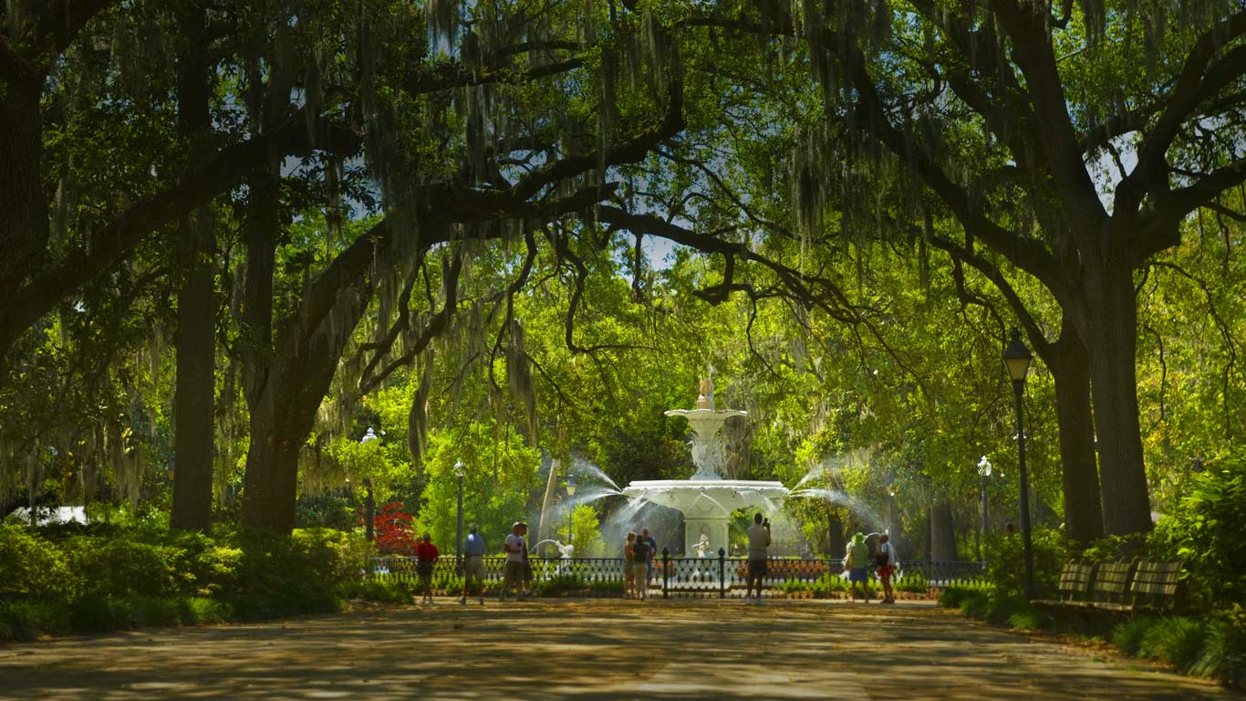 1366x768 Forsyth Park Fountain in Savannah, Georgia wallpaper