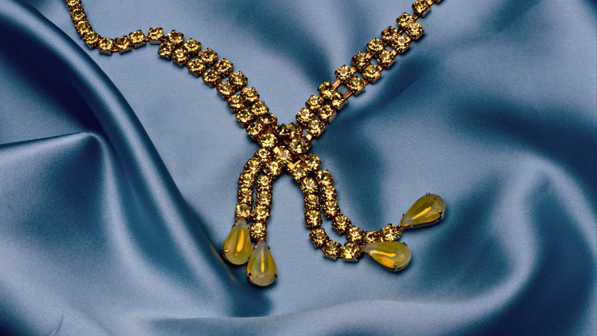 1920x1080 Gold Necklace Desktop Wallpaper Resolution Photo Of Jewelry HD Wallpaper