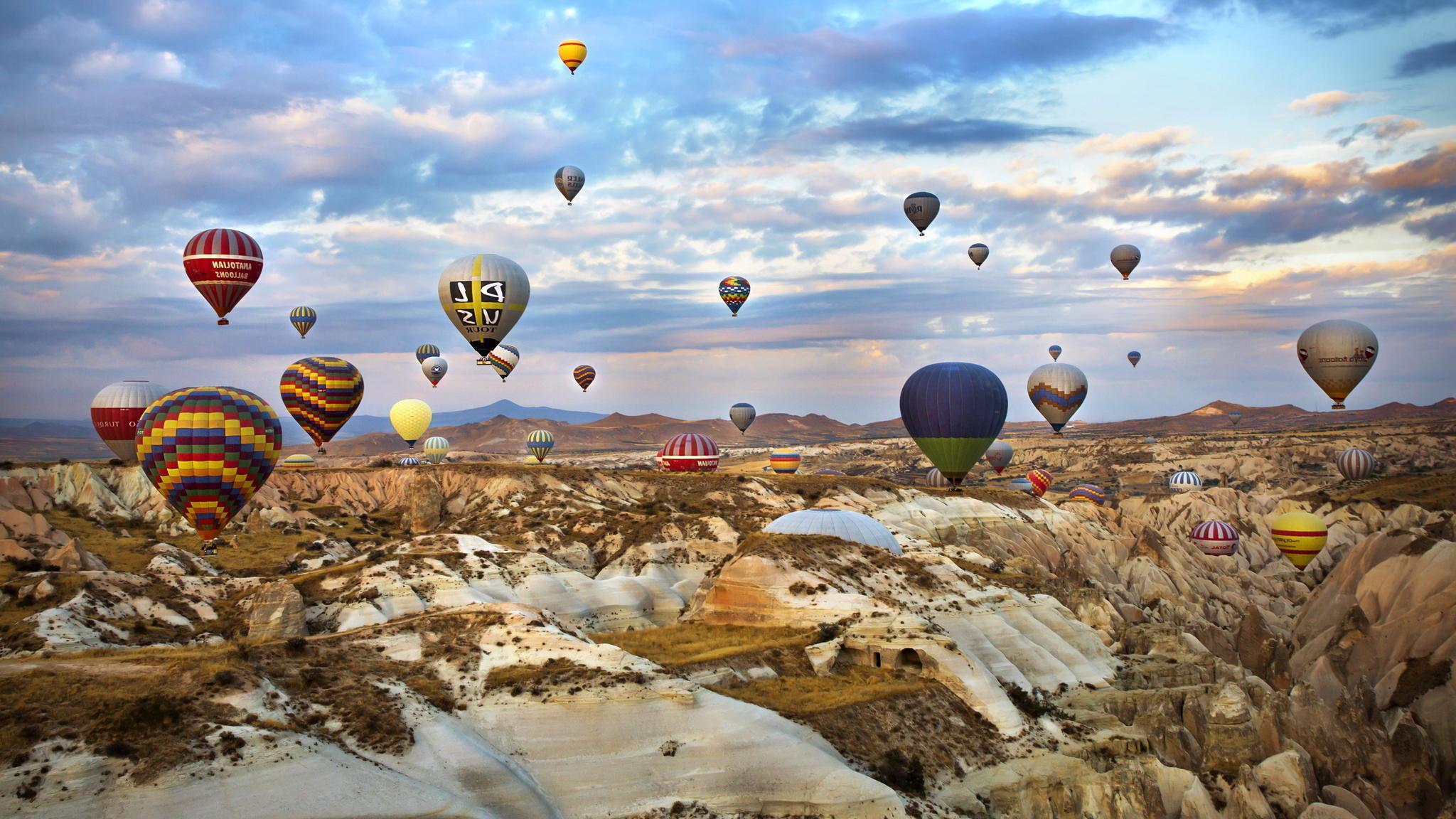 2048x1152 Hot Air Balloon Wallpaper HD