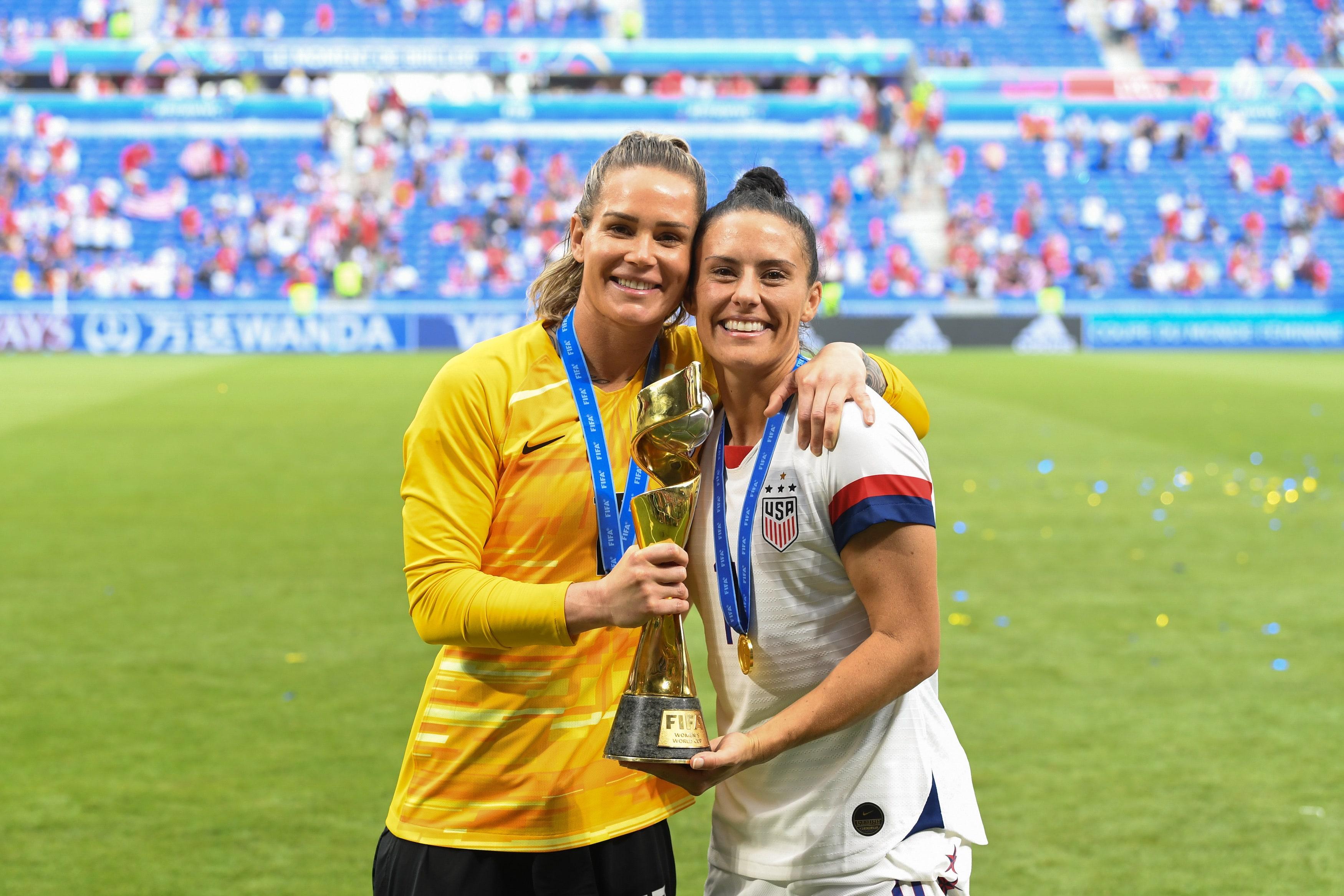 3500x2334 Watch Ali Krieger and Ashlyn Harris Get Quizzed on Each Other's Beauty Routines