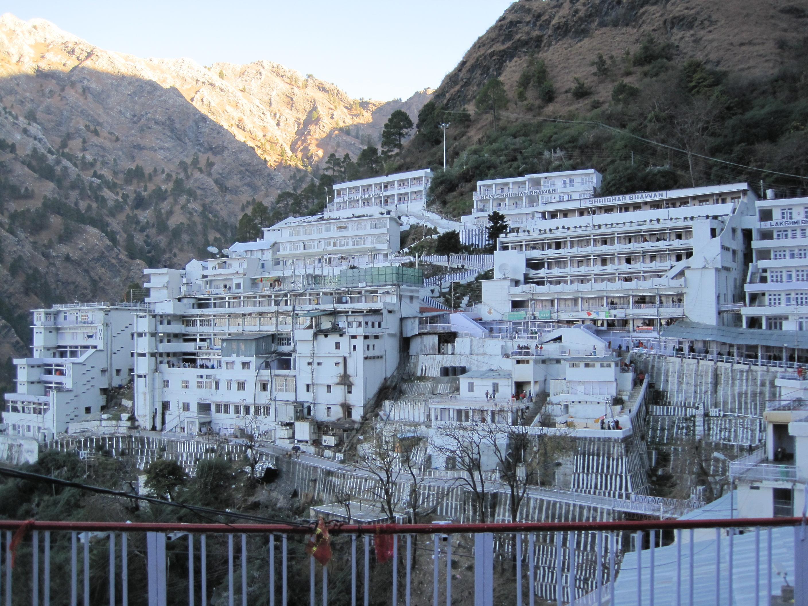 2816x2112 Vaishno Devi in Jammu and Kashmir