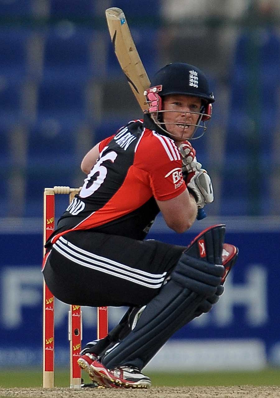 900x1280 Eoin Morgan gets low in his stance. Photo. Pakistan v England