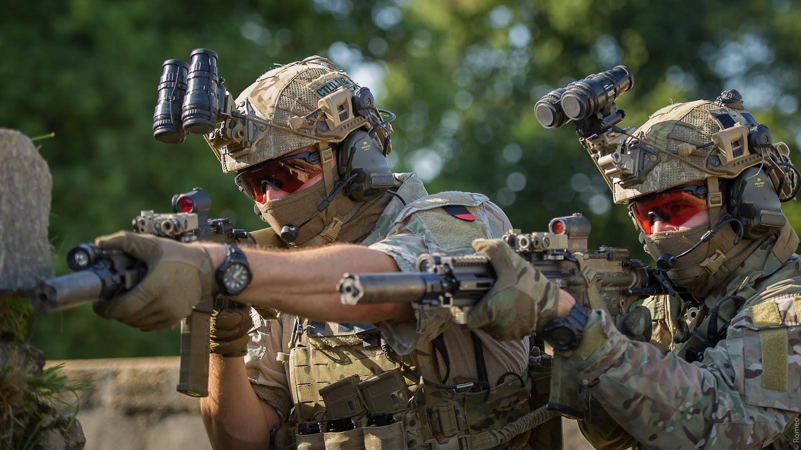1600x900 Two French army special forces (1st RPIMa) operators of the CTLO group (counter terrorism / hostage rescue) shooting with their customized HK416 [1600*900]