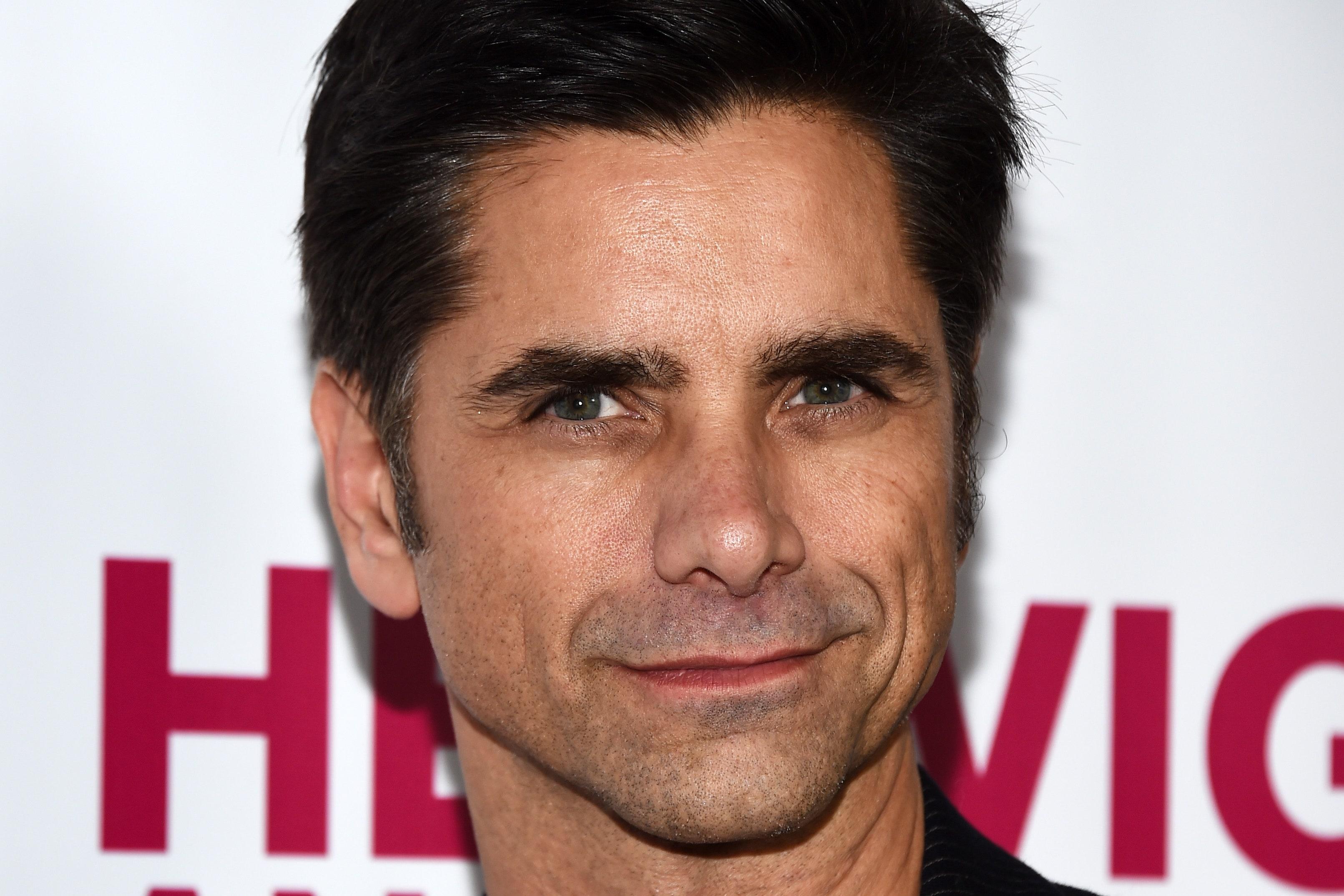 3223x2149 John Stamos Gives Himself a Haircut With Precision