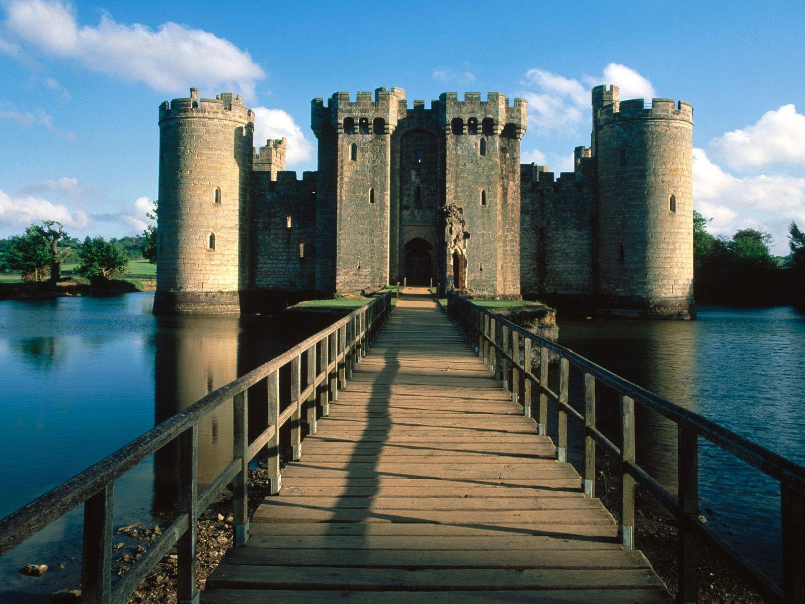 1600x1200 Spectacular Moats Around The World. Bodiam castle, Castles