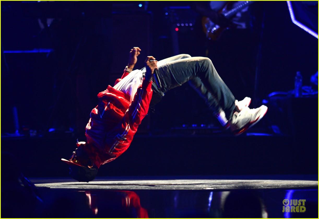 1222x839 Chris Brown Dancing Wallpaper