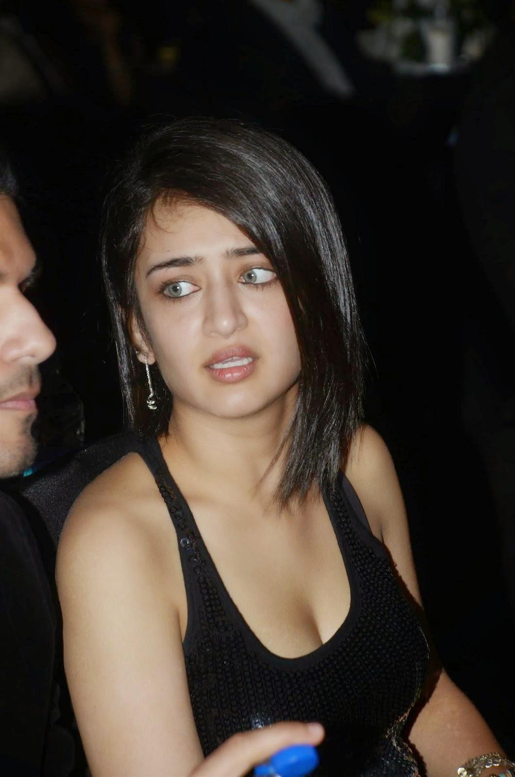 1060x1600 Akshara Haasan HD Hot