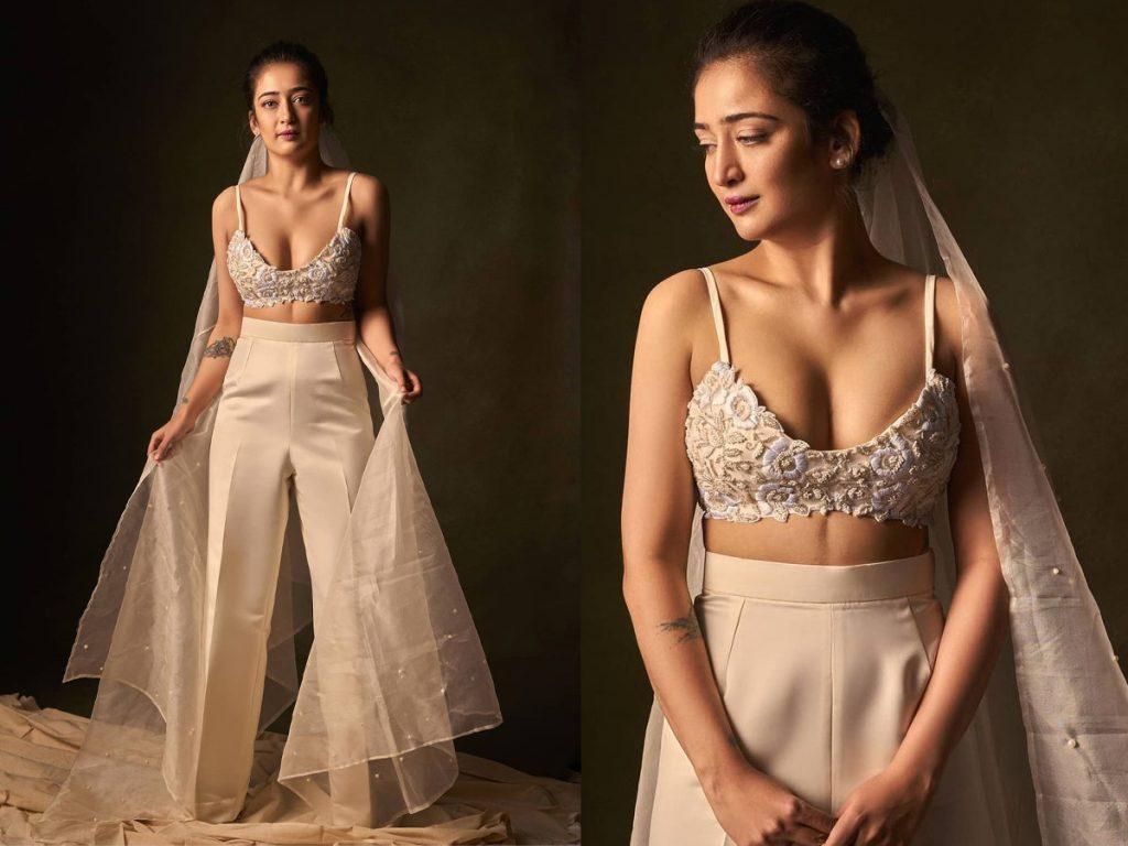 1024x768 Pics: Akshara Haasan Is Mindblowingly Hot