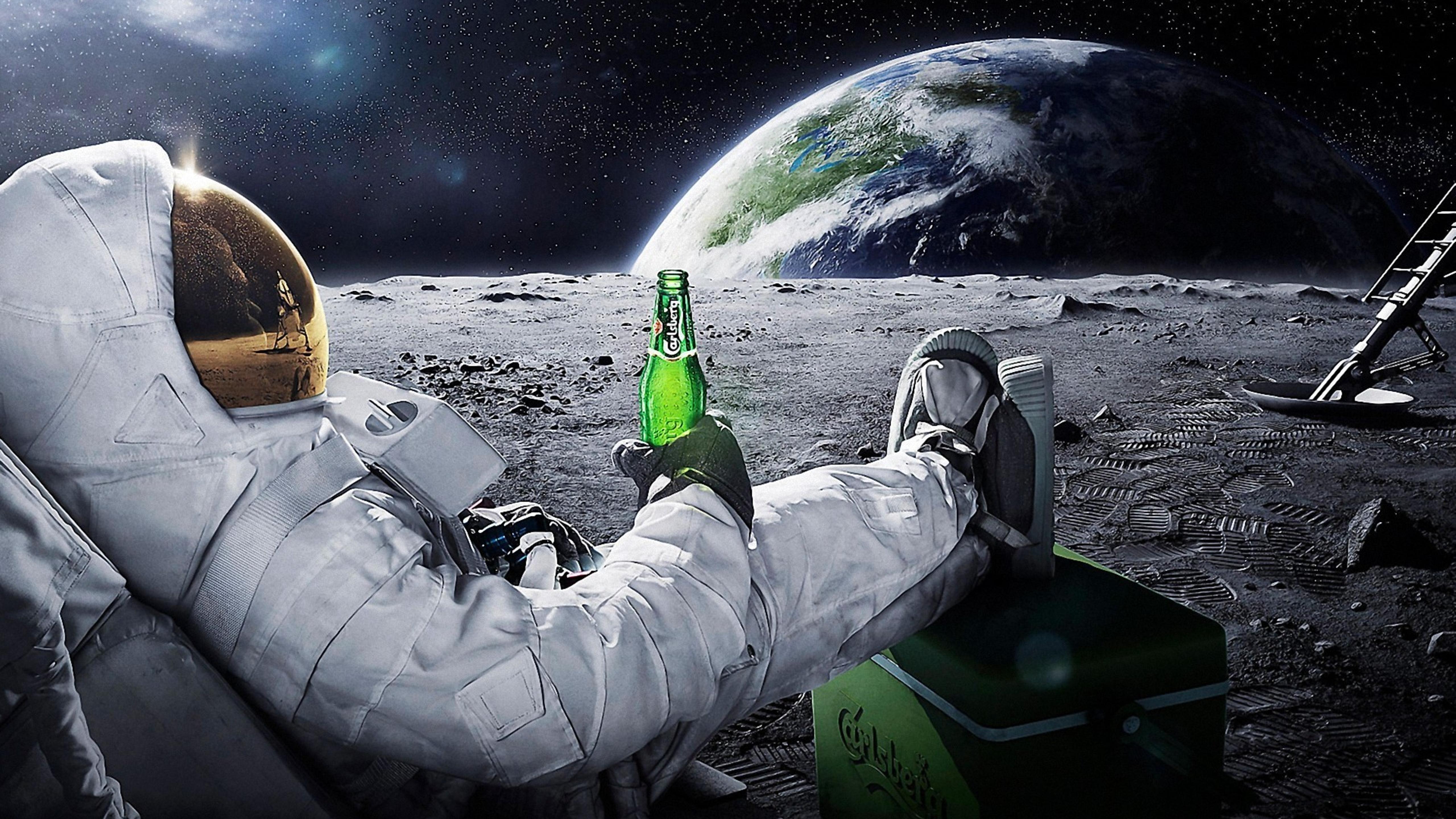 5120x2880 A men in space with a carlsberg beer