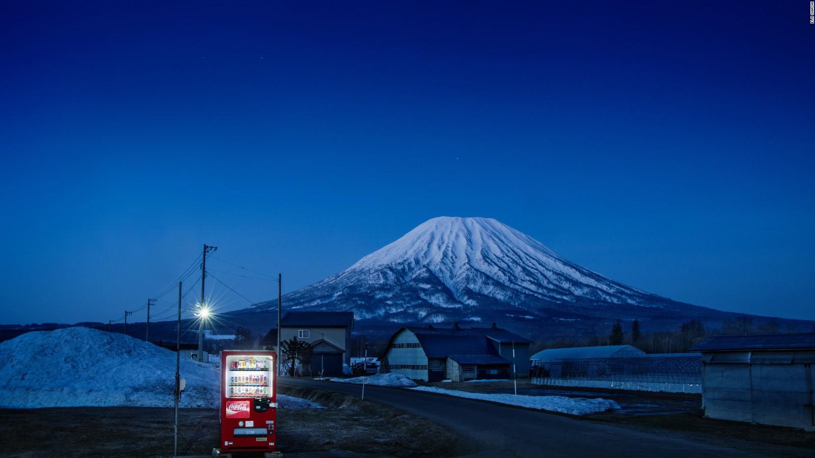 1600x900 The beauty of Japan's lonely vending machines